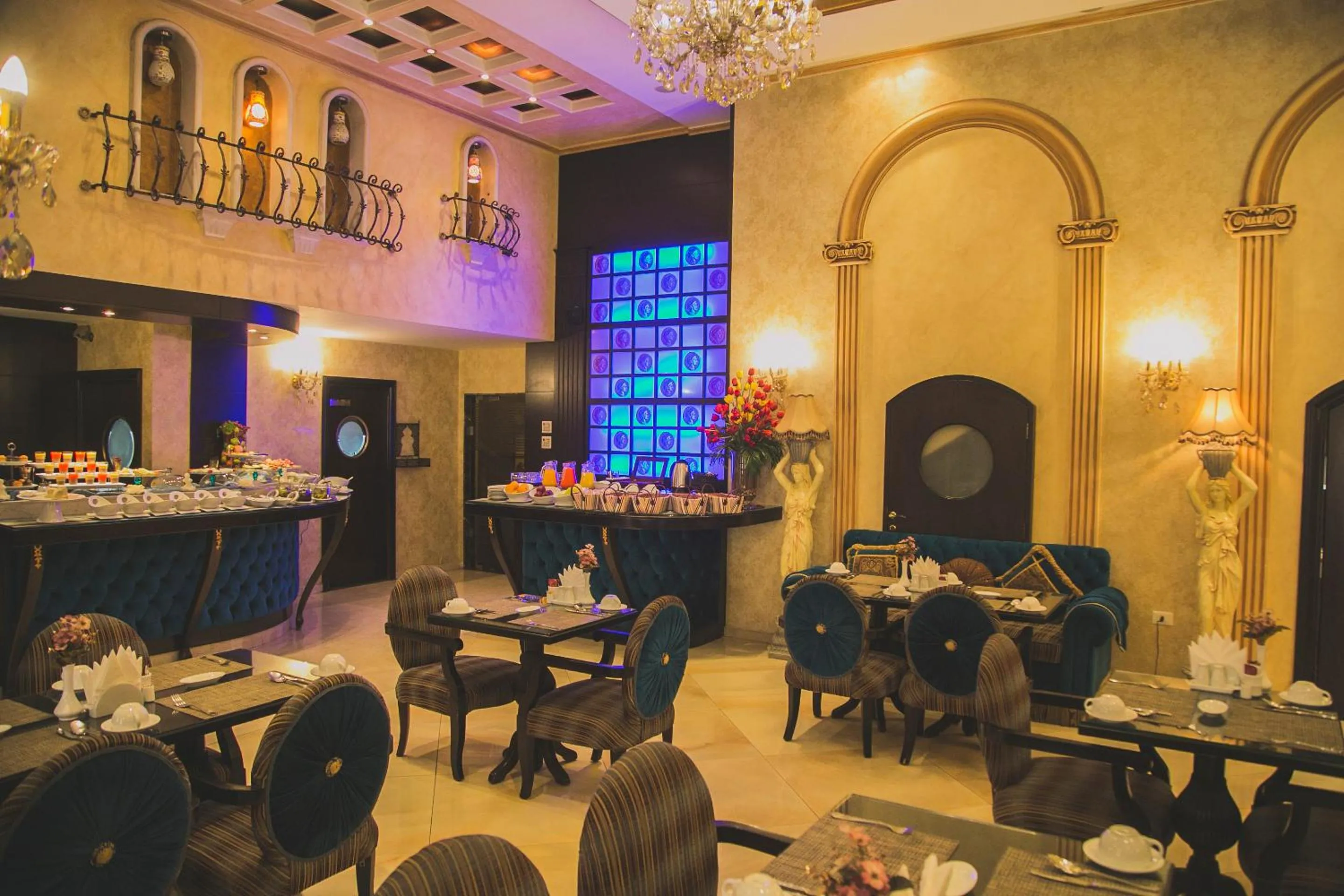 Restaurant/places to eat in Queens Suite Hotel