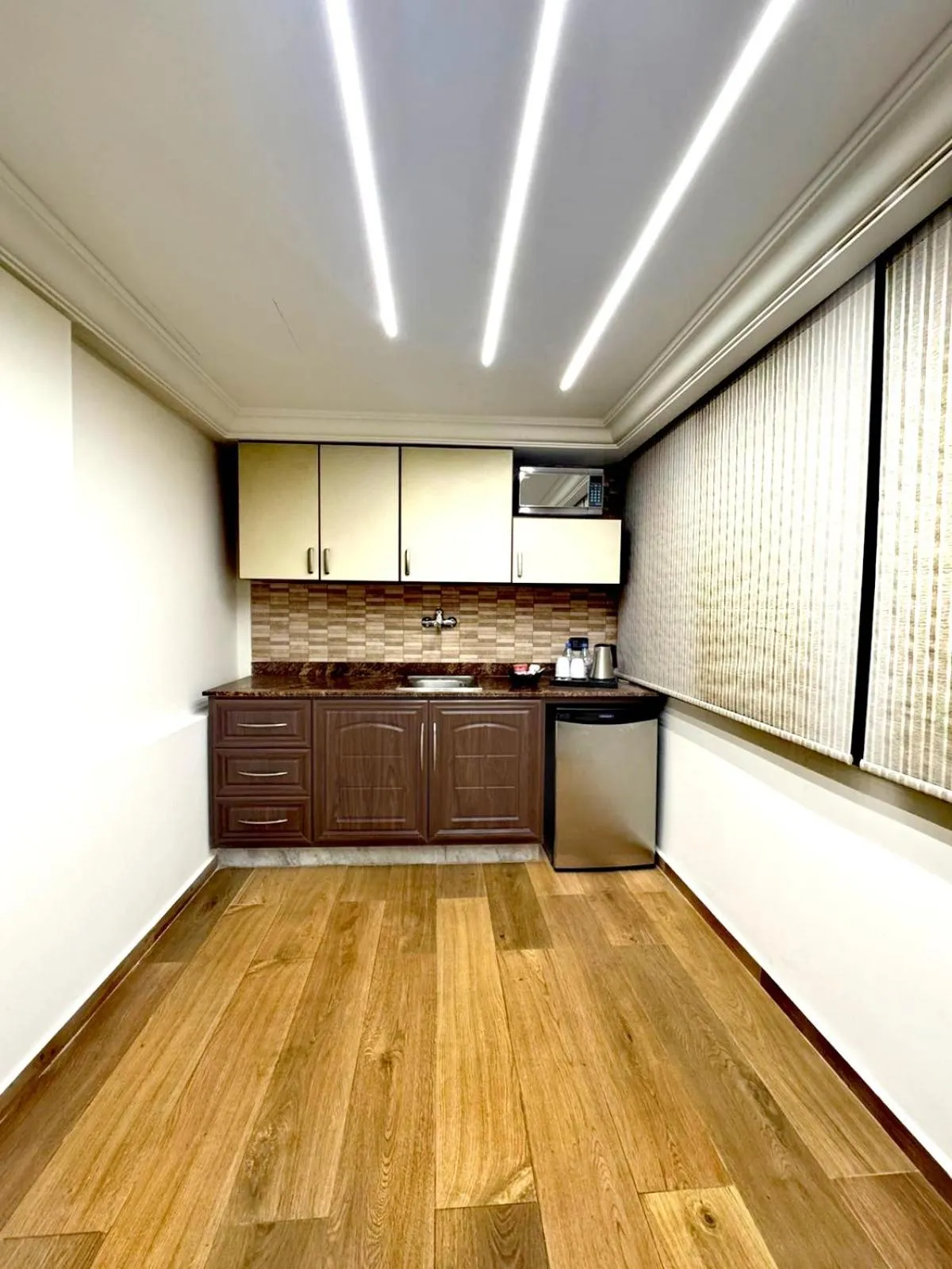 kitchen in Queens Suite Hotel