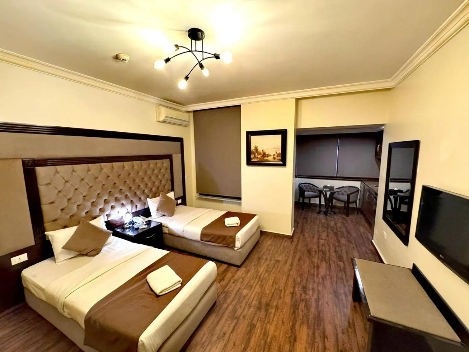 Bedroom, Bed in Queens Suite Hotel