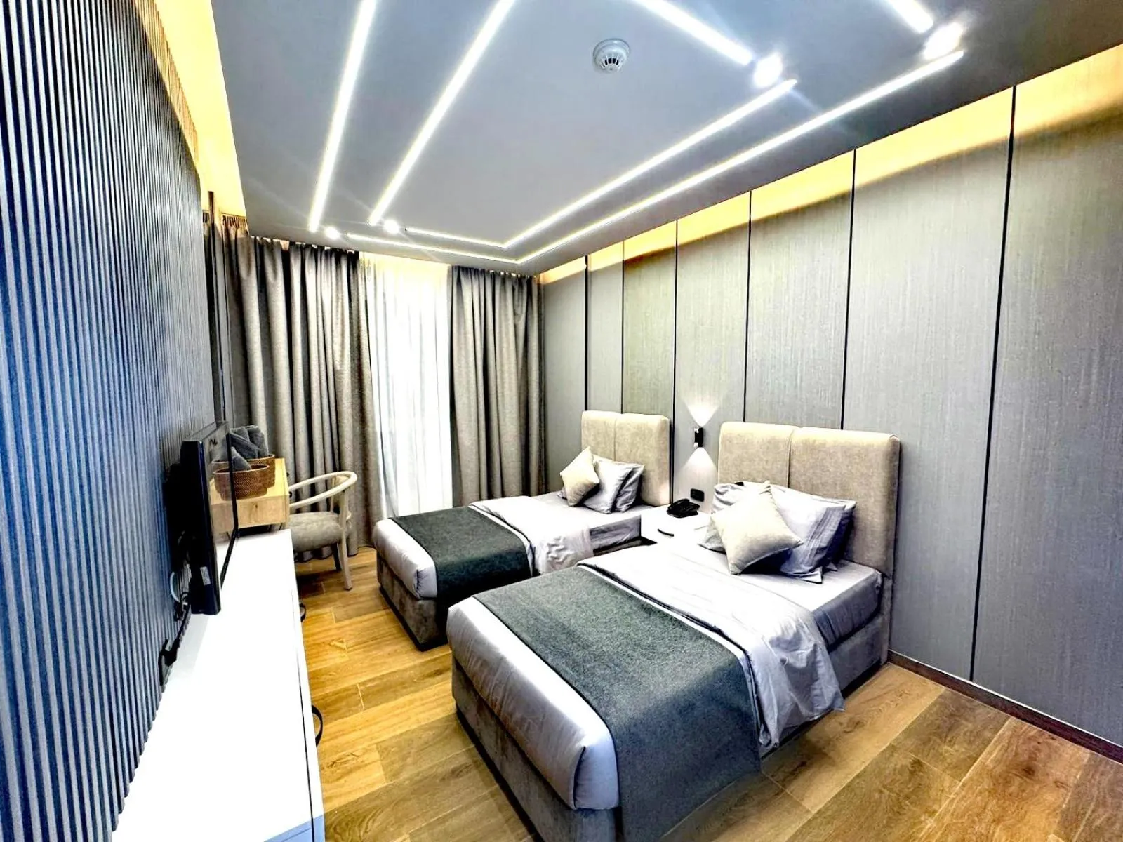 Bedroom, Bed in Queens Suite Hotel