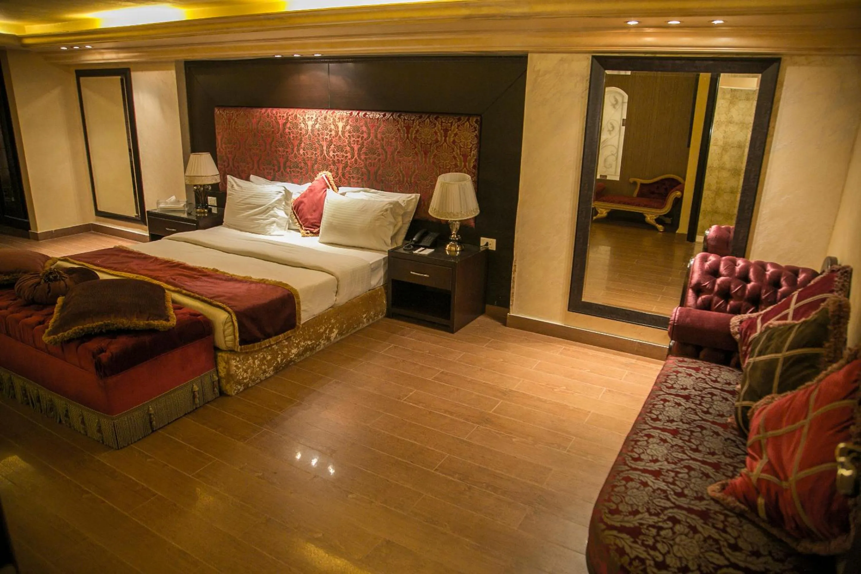 Bedroom, Bed in Queens Suite Hotel