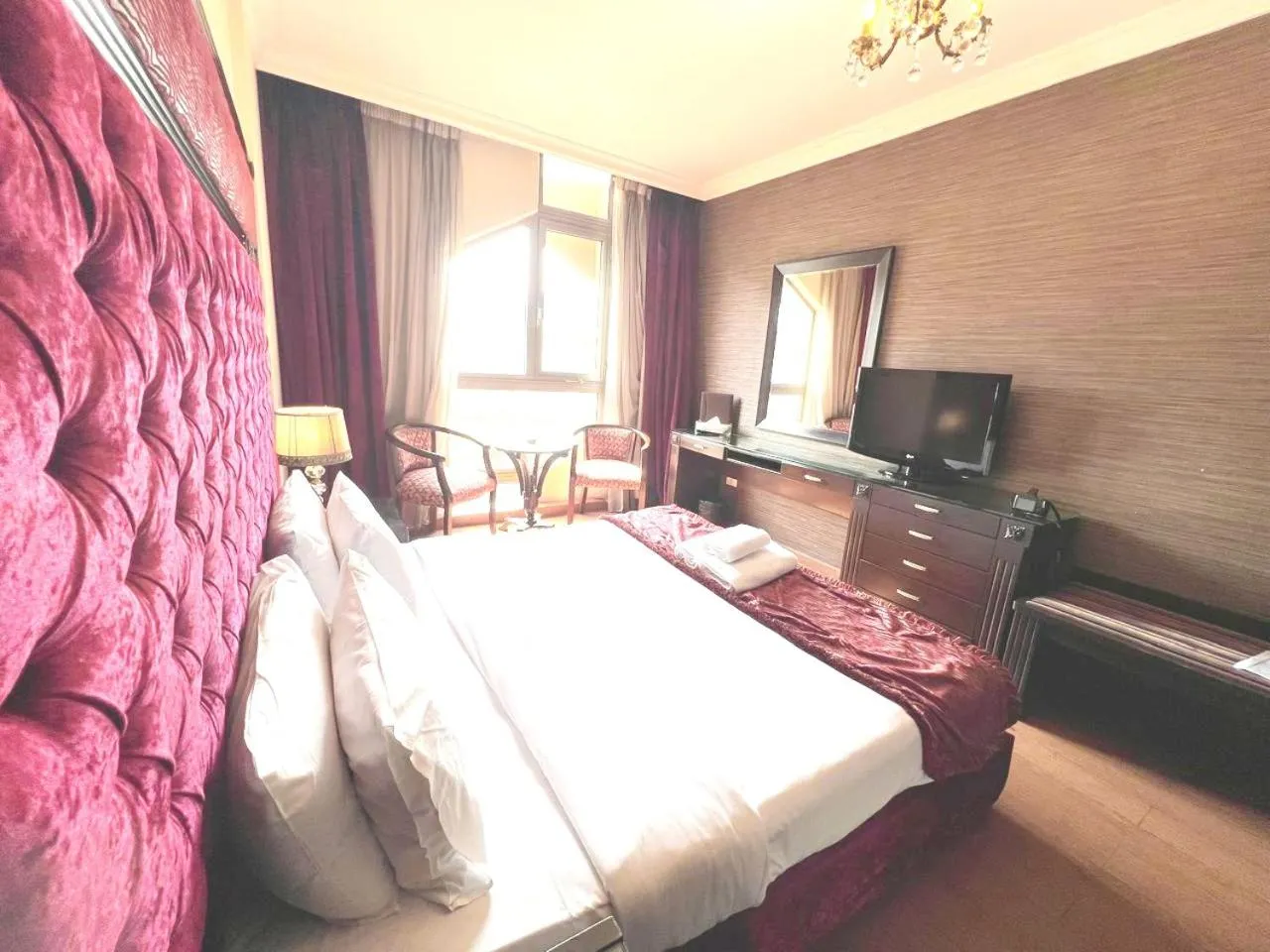 Bedroom, Bed in Queens Suite Hotel