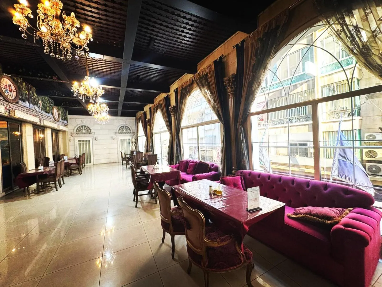 Restaurant/places to eat in Queens Suite Hotel