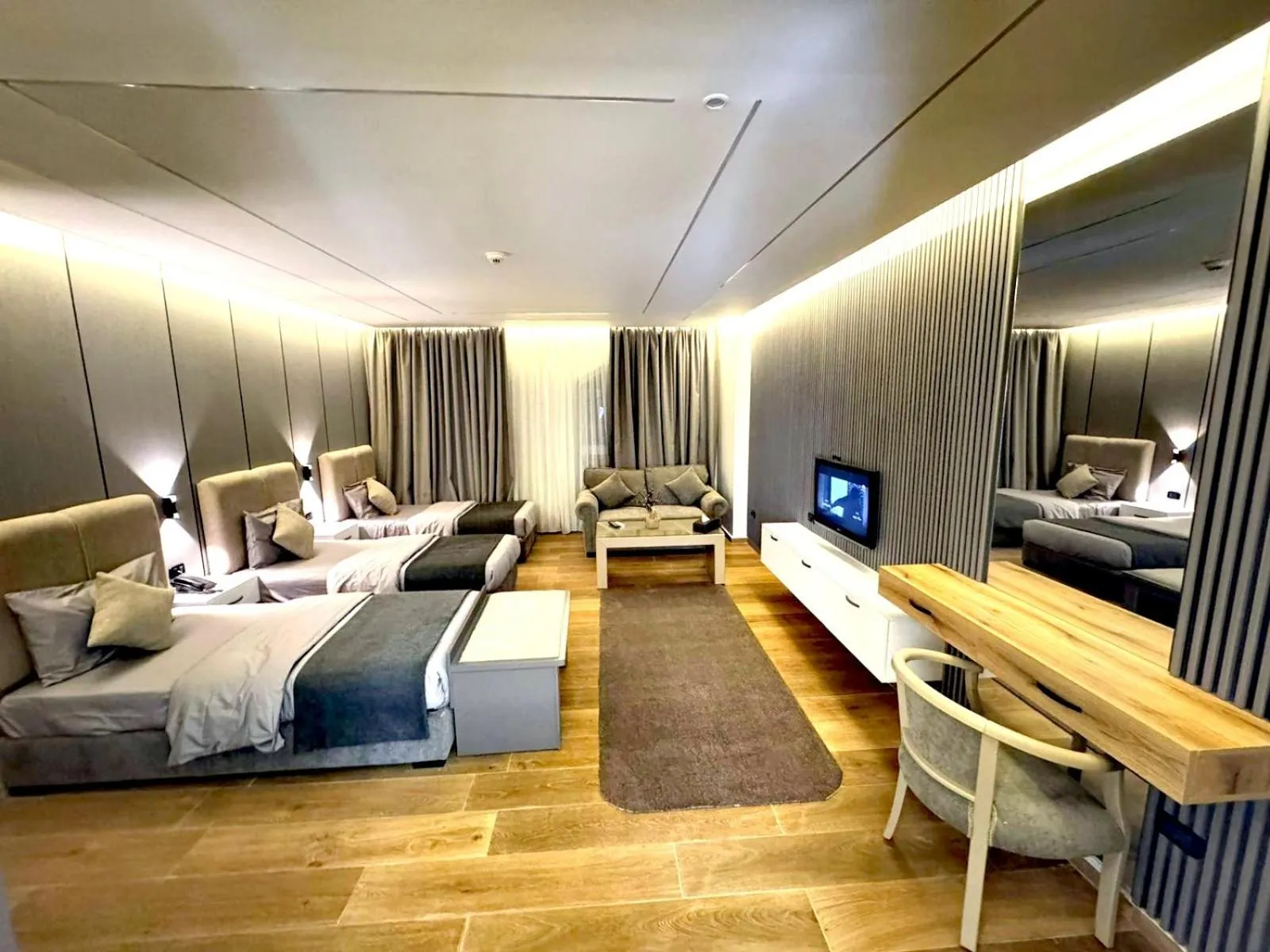 Photo of the whole room, Bed in Queens Suite Hotel