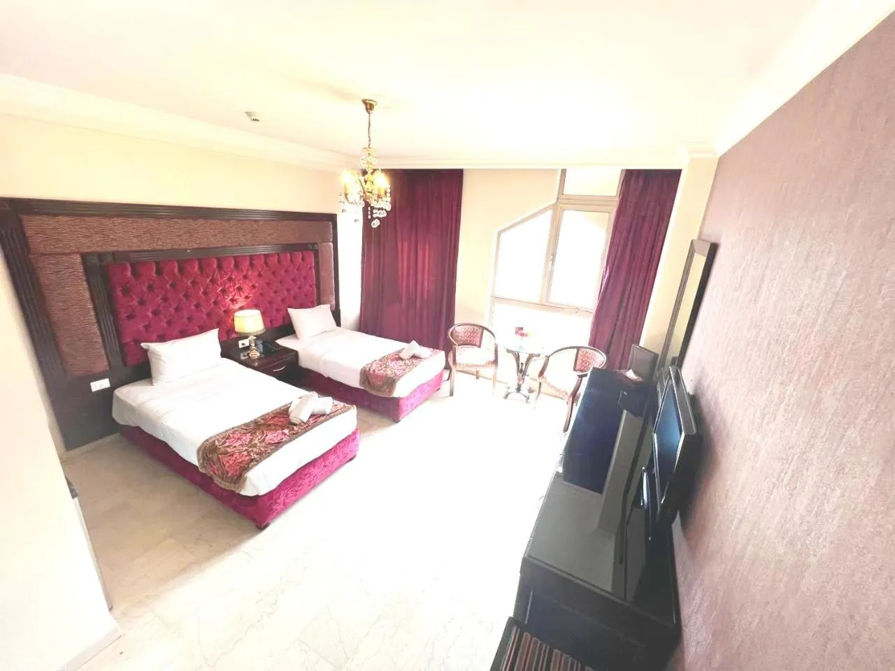 Bedroom, Bed in Queens Suite Hotel