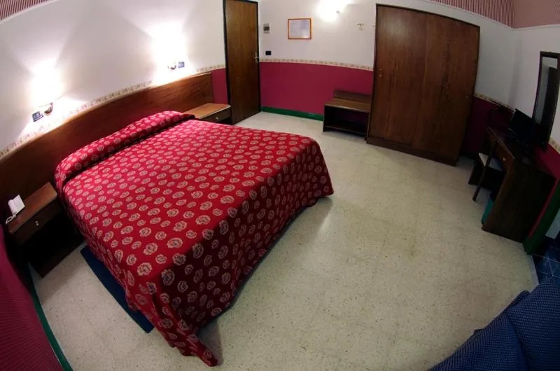 Bedroom, Bed in Hotel Iris Crillon