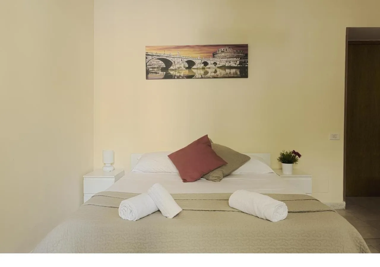 Photo of the whole room, Bed in Al Colosseo 8