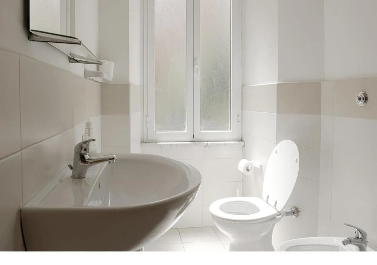 Toilet in Al Colosseo 8