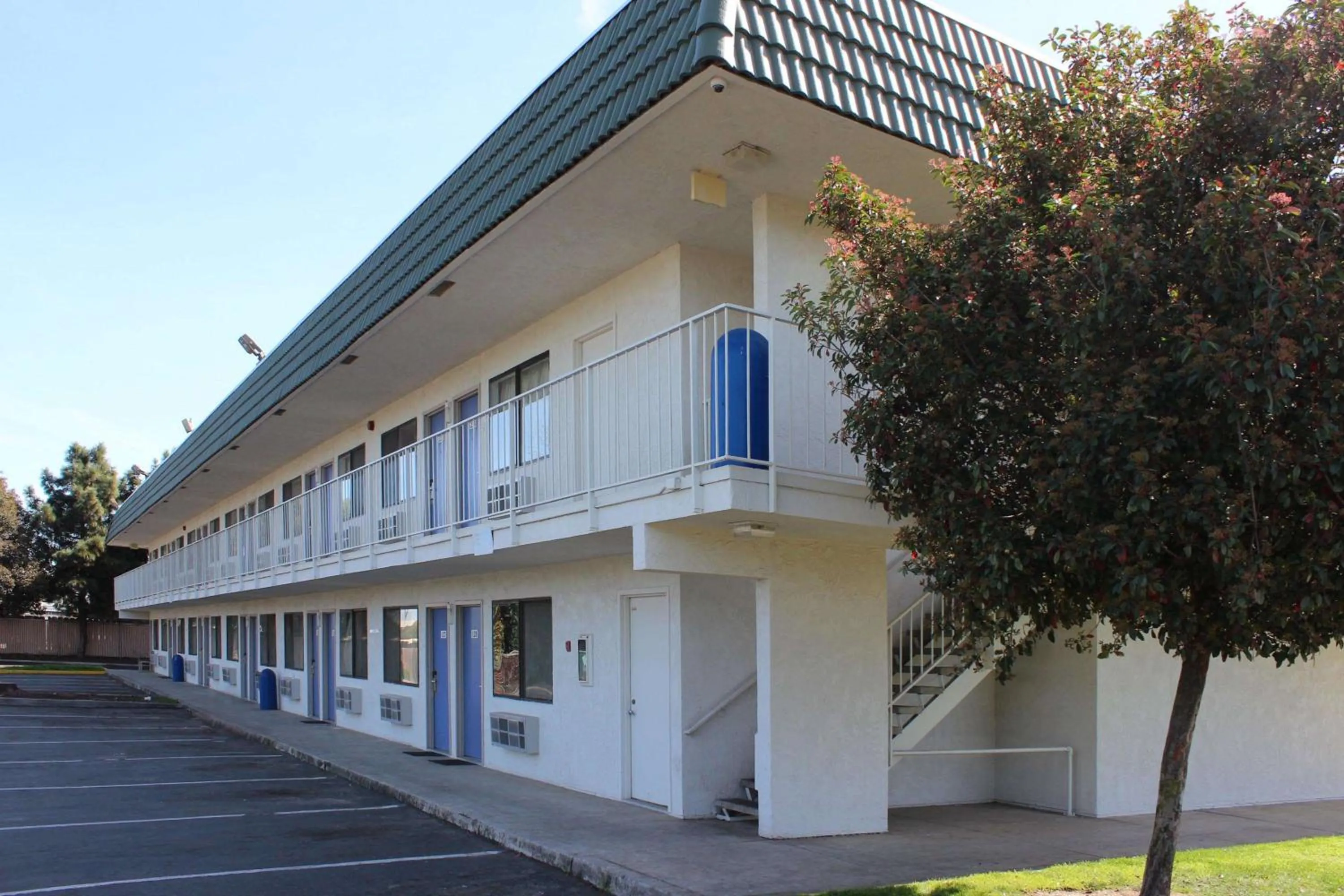 Property building in Motel 6-King City, CA