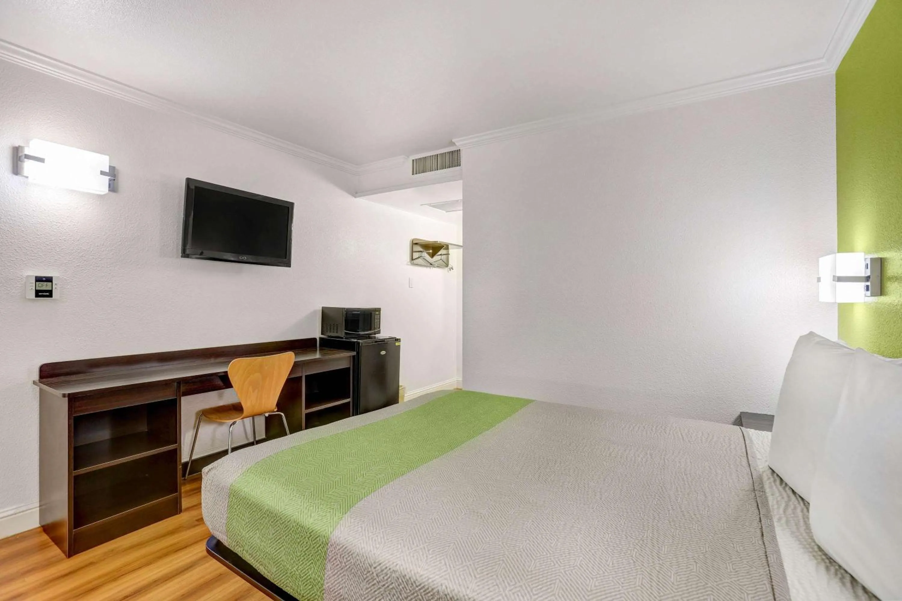 Photo of the whole room, Bed in Motel 6-King City, CA