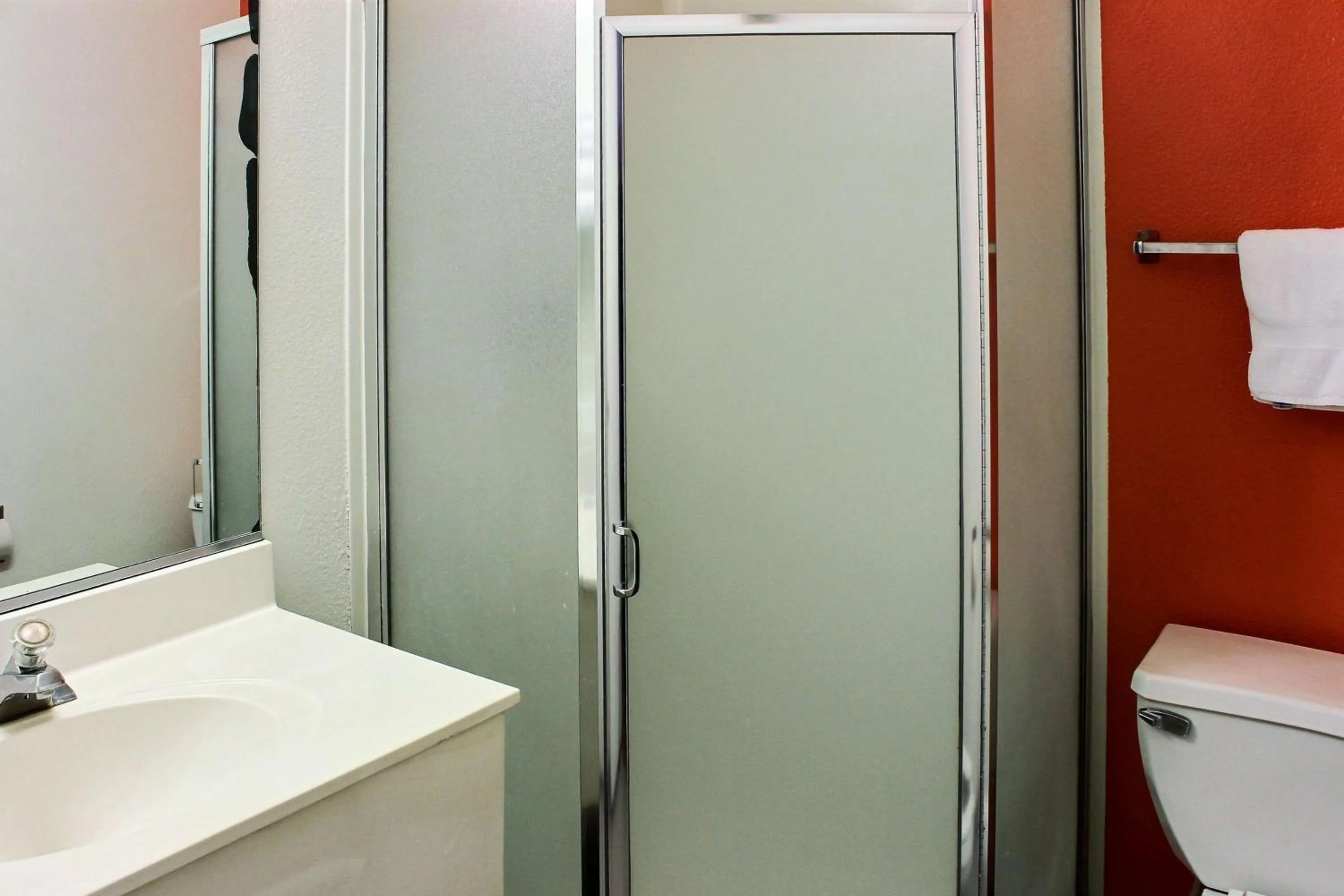 Photo of the whole room in Motel 6-King City, CA