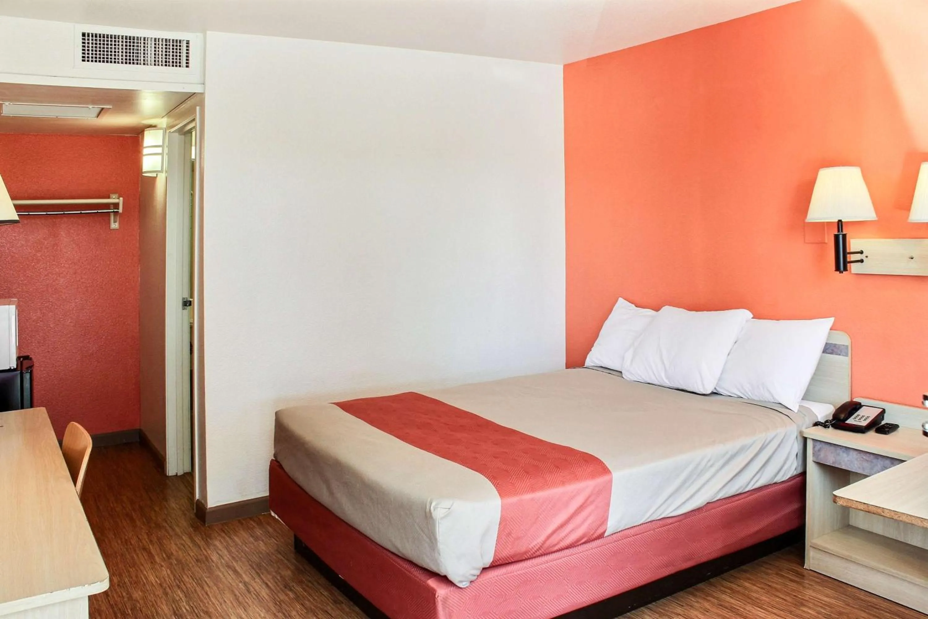 Photo of the whole room, Bed in Motel 6-King City, CA