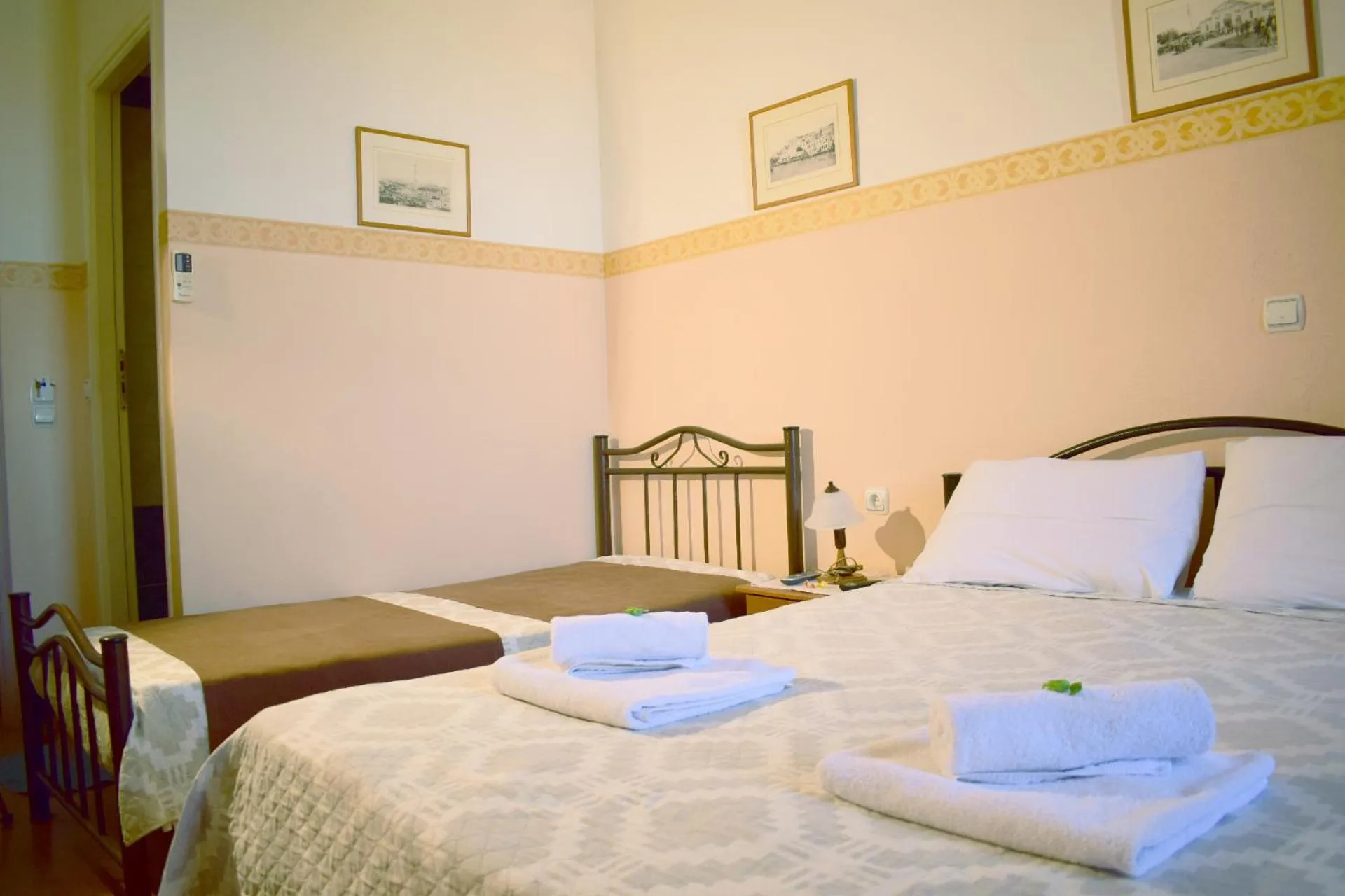 Shower, Bed in Stoa Rooms