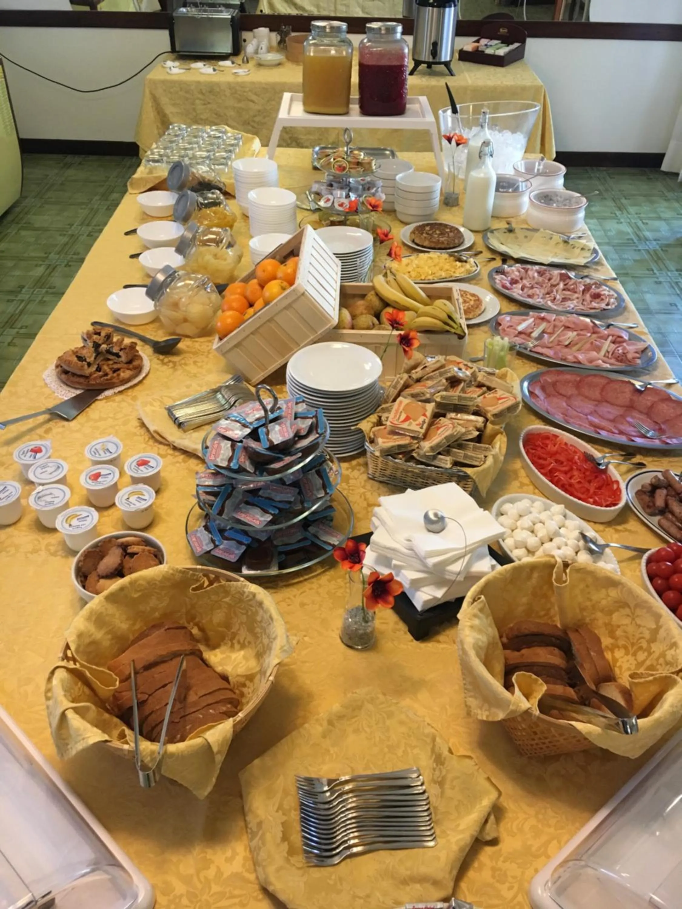 Food and drinks in Hotel Adriaco