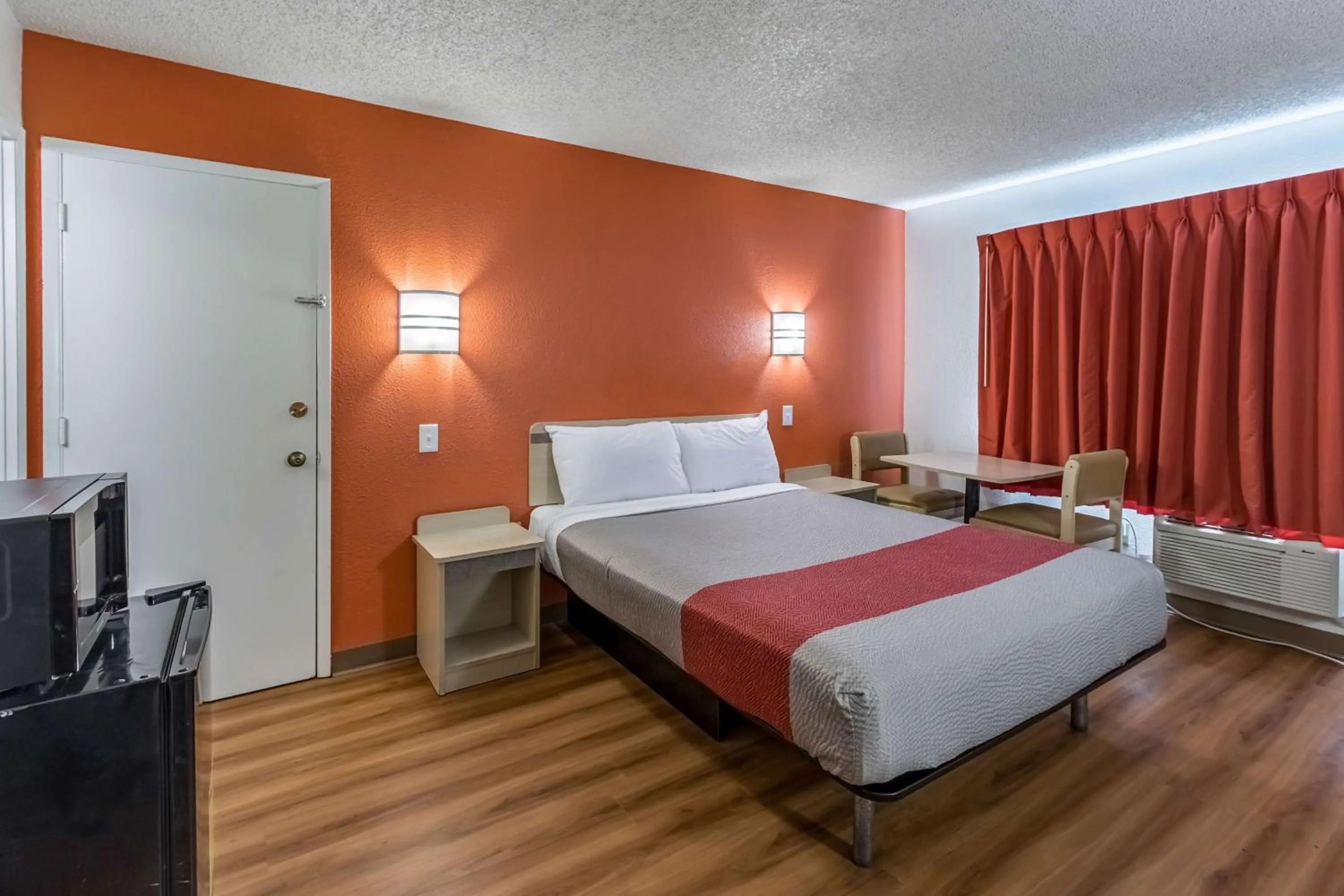 Photo of the whole room, Bed in Motel 6-Beaverton, OR
