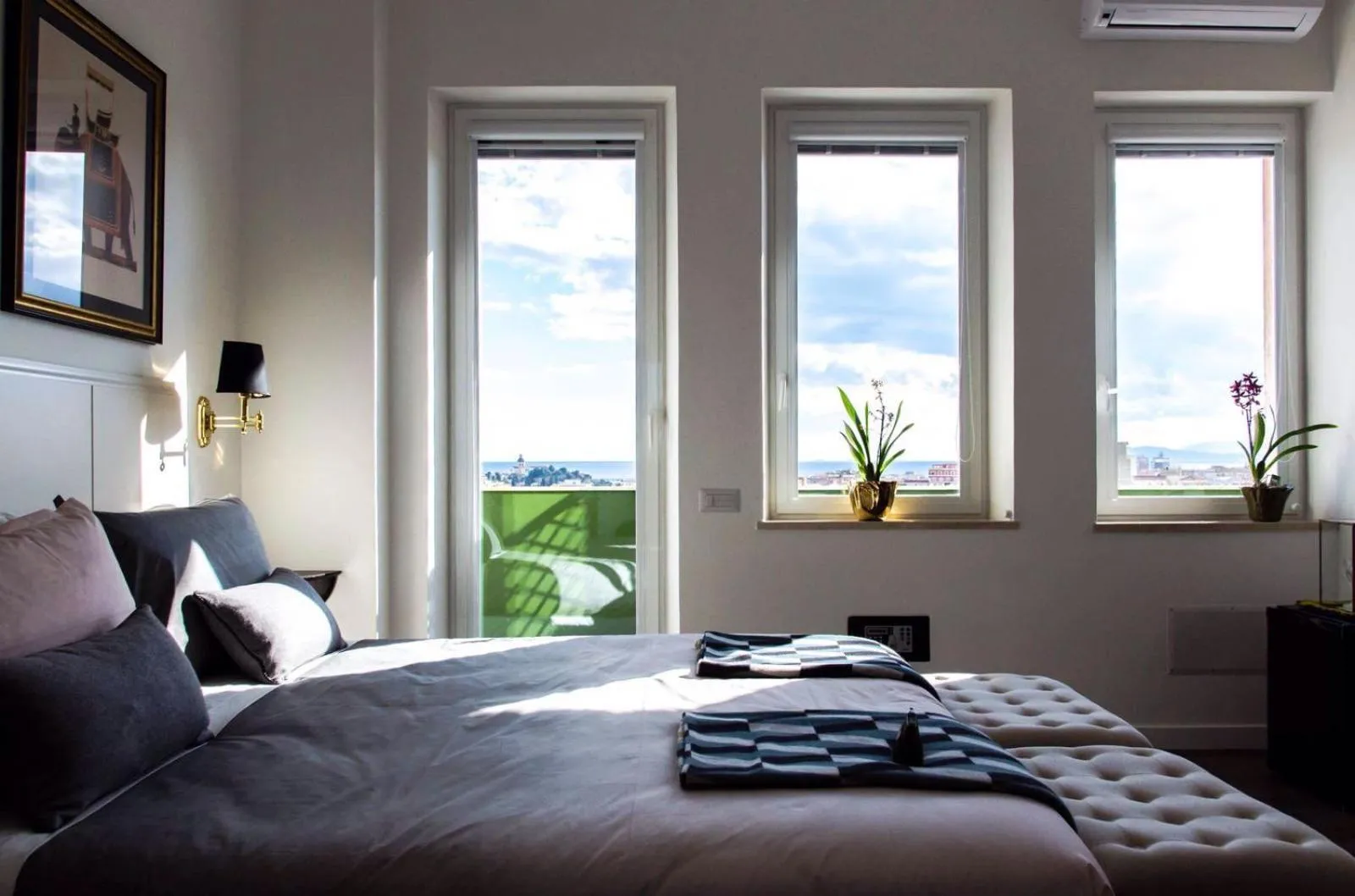 Photo of the whole room, Bed in Eleventh Floor Suites