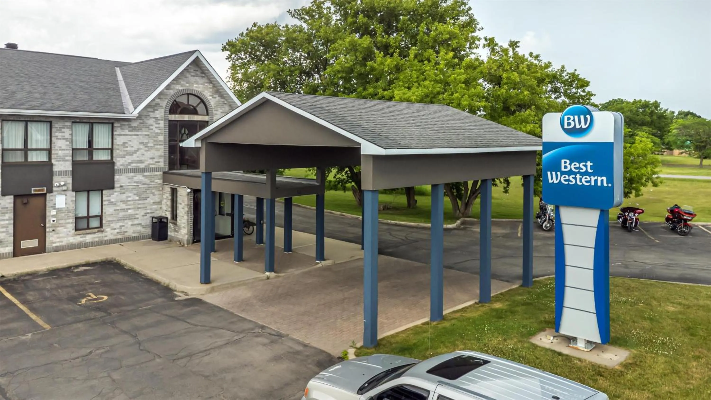 Property building in Best Western Smiths Falls Hotel