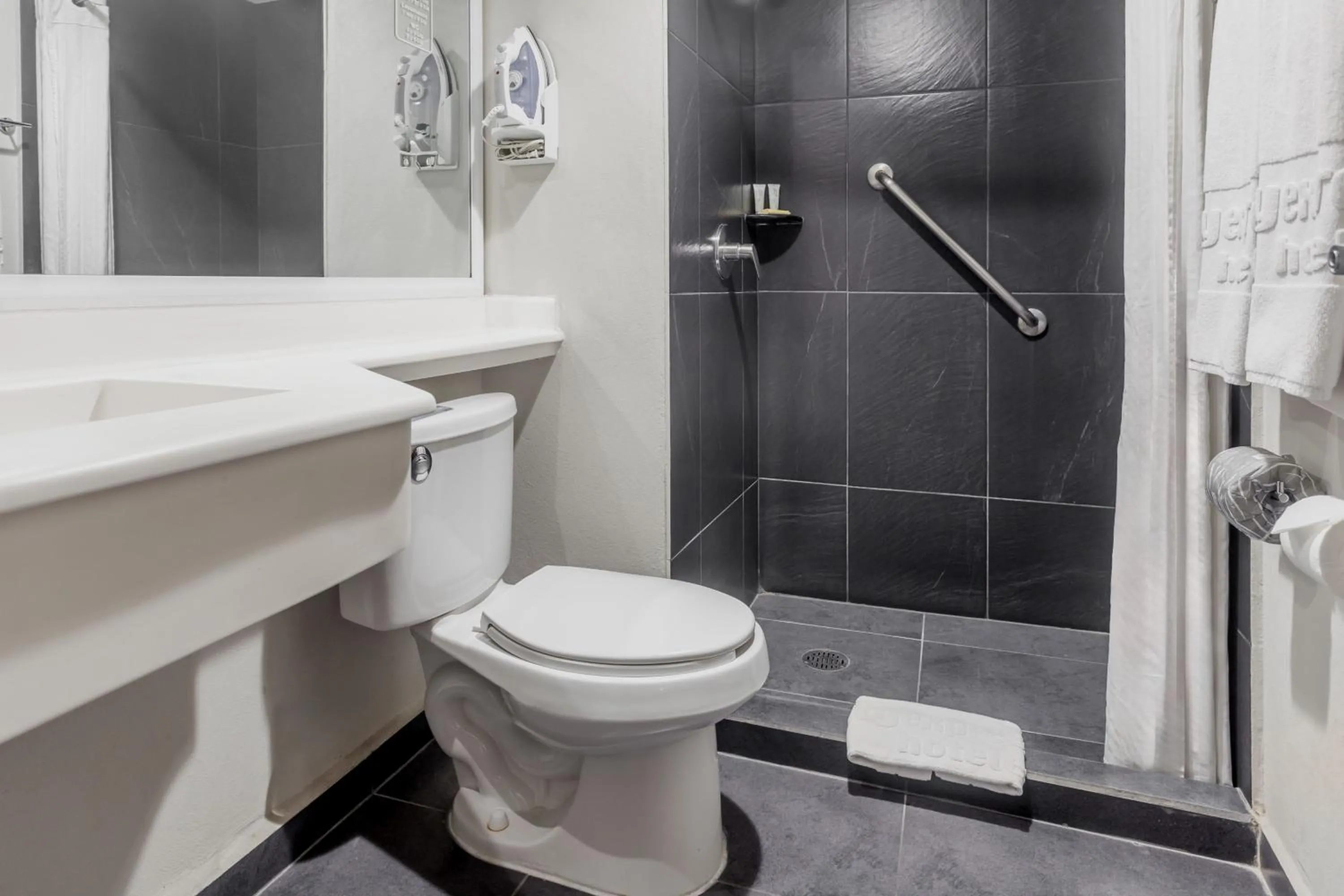 Bathroom in City Express by Marriott Leon