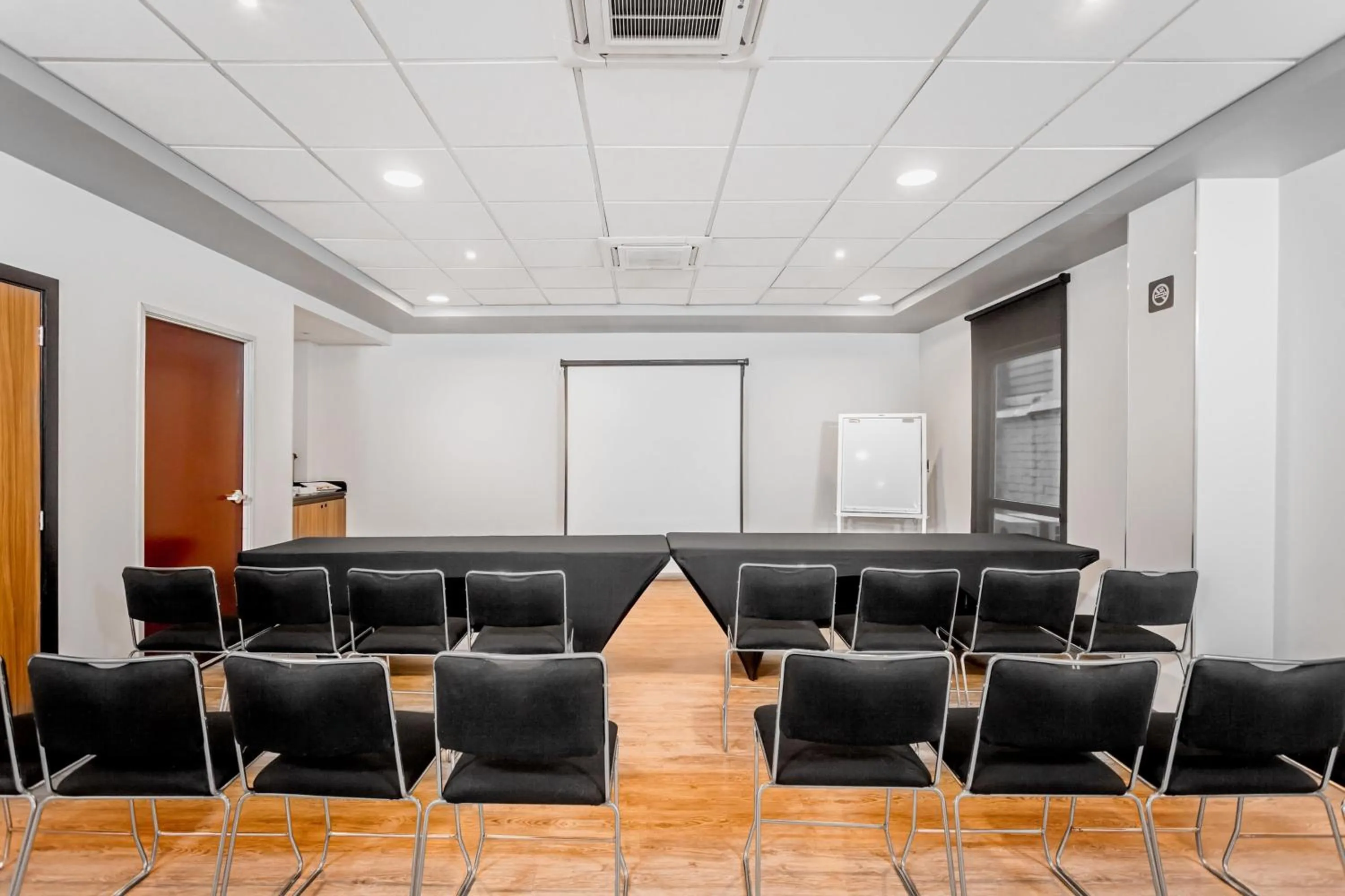 Meeting/conference room in City Express by Marriott Leon