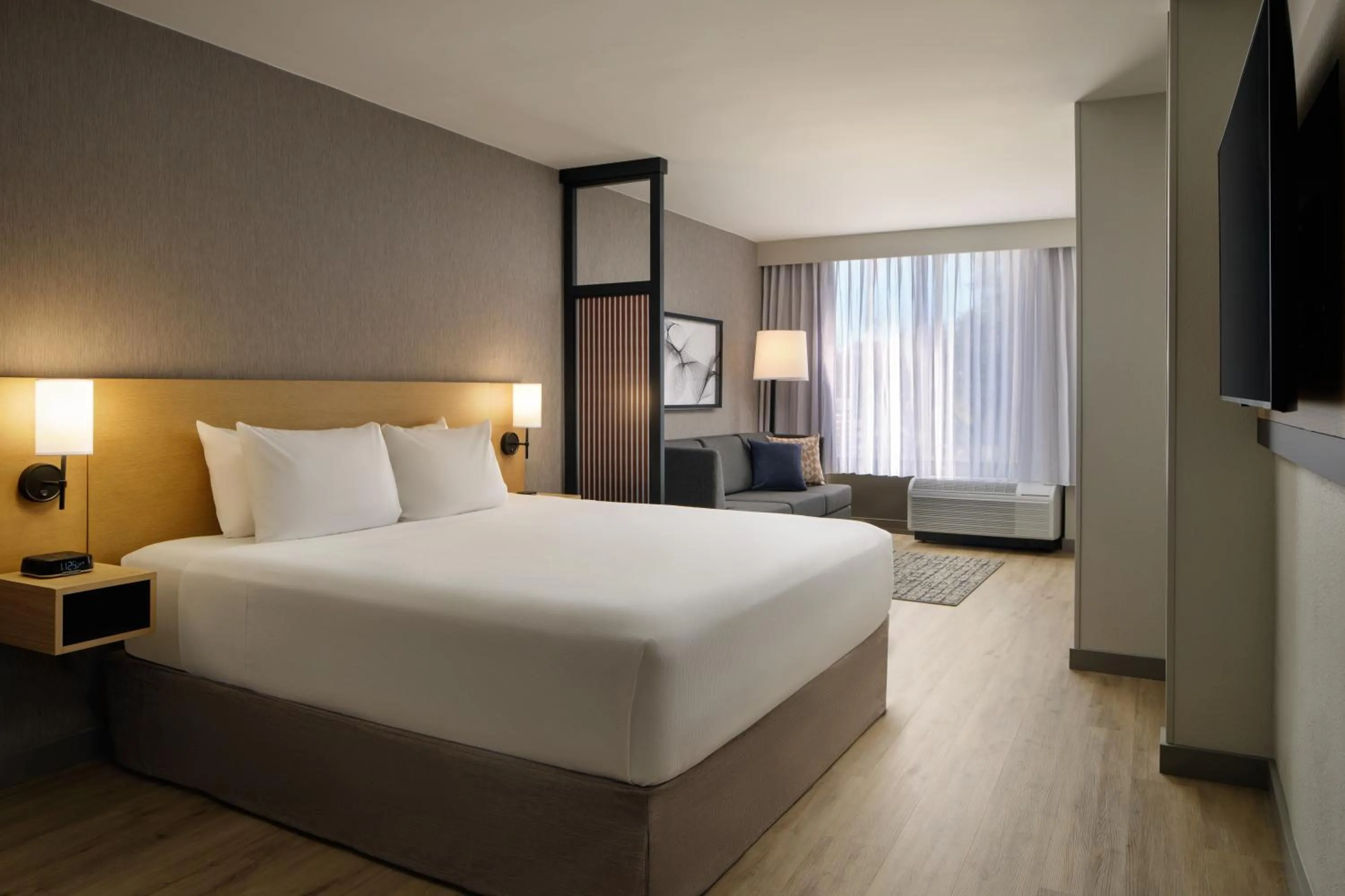 Communal lounge/ TV room, Bed in Hyatt Place Tampa Airport/Westshore