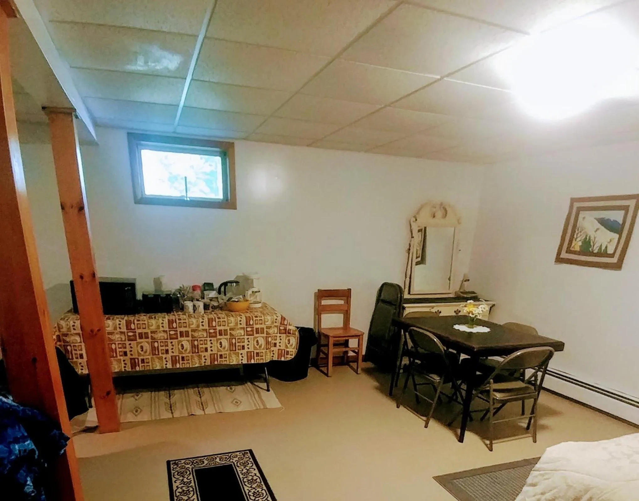 Dining area in Cricket Hill Lodging