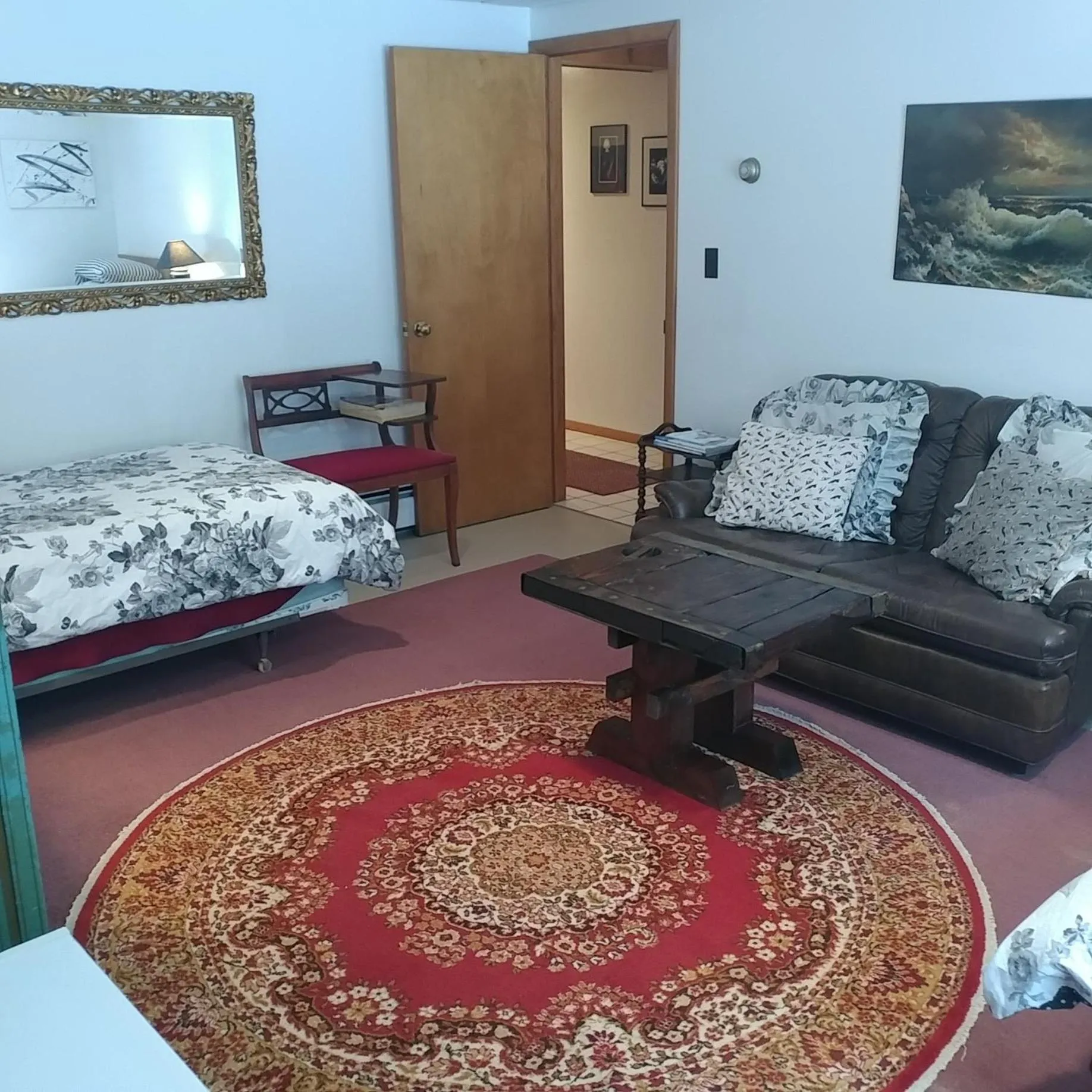 Photo of the whole room, Bed in Cricket Hill Lodging