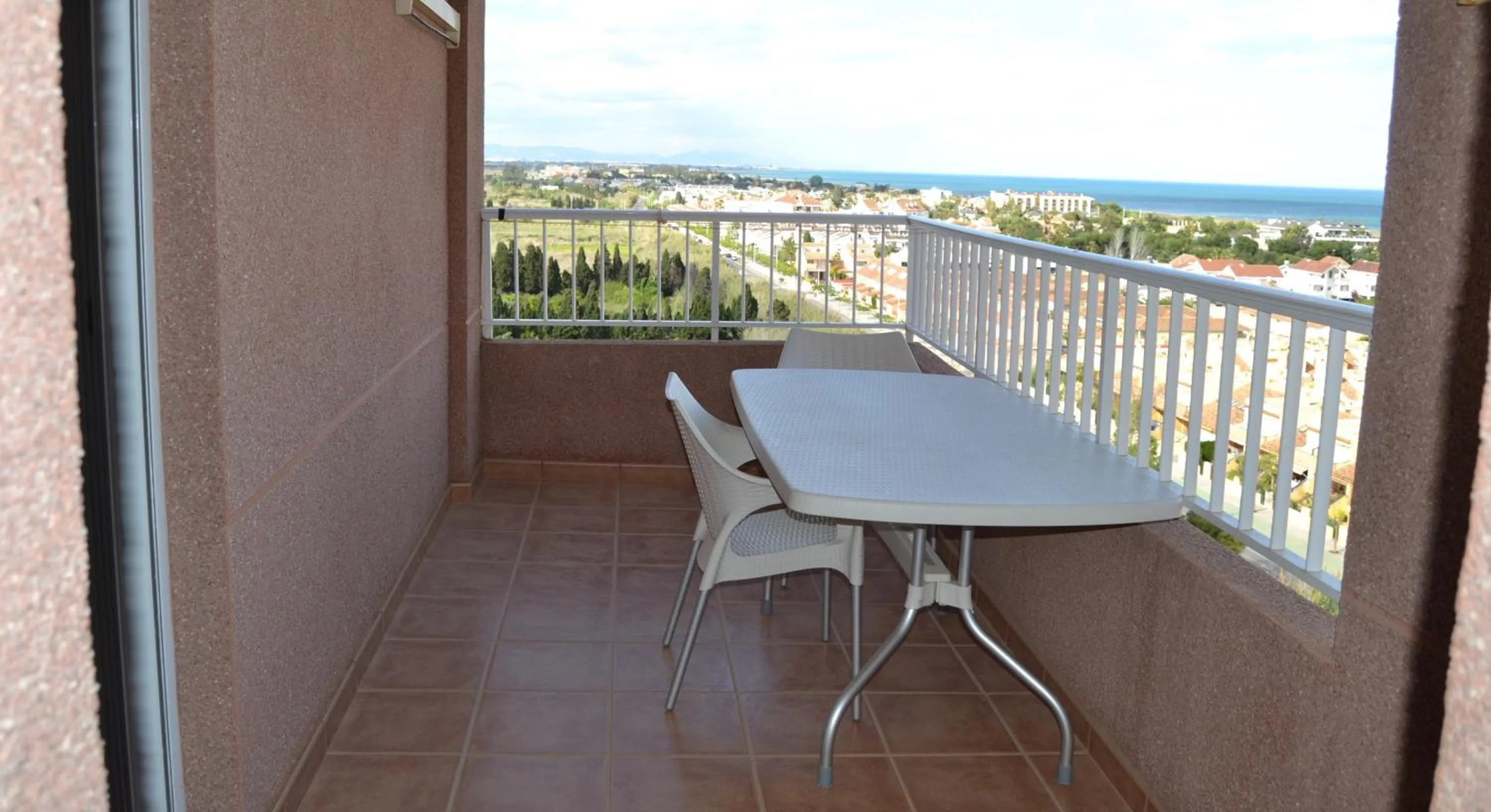 Apartamento Con Preciosas Vistas Al Mar,WIFI y piscina de temporada