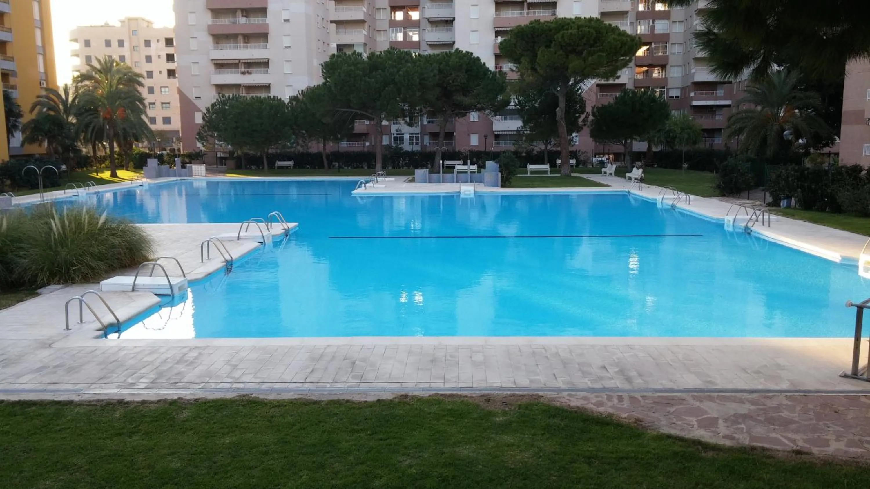 Apartamento Con Preciosas Vistas Al Mar,WIFI y piscina de temporada