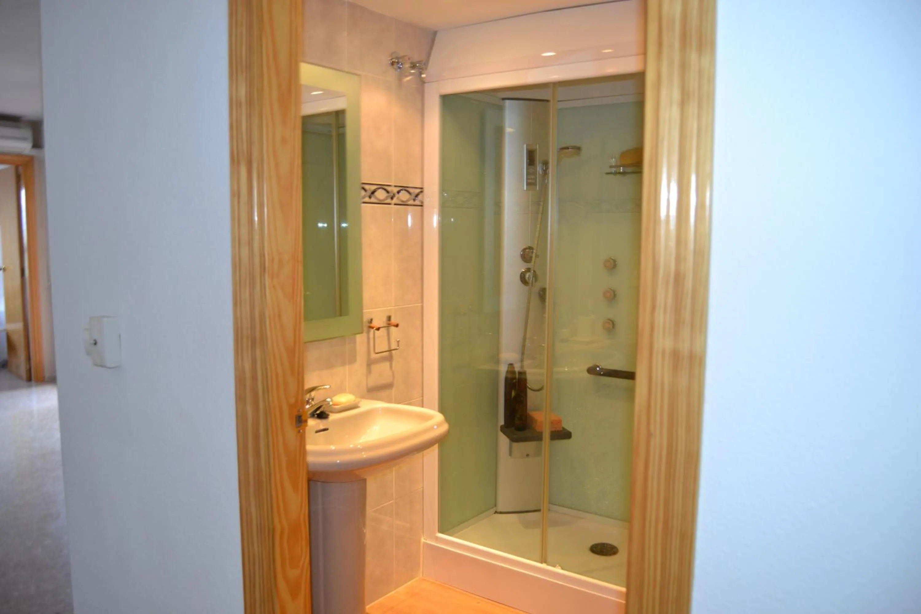 Apartamento Con Preciosas Vistas Al Mar,WIFI y piscina de temporada