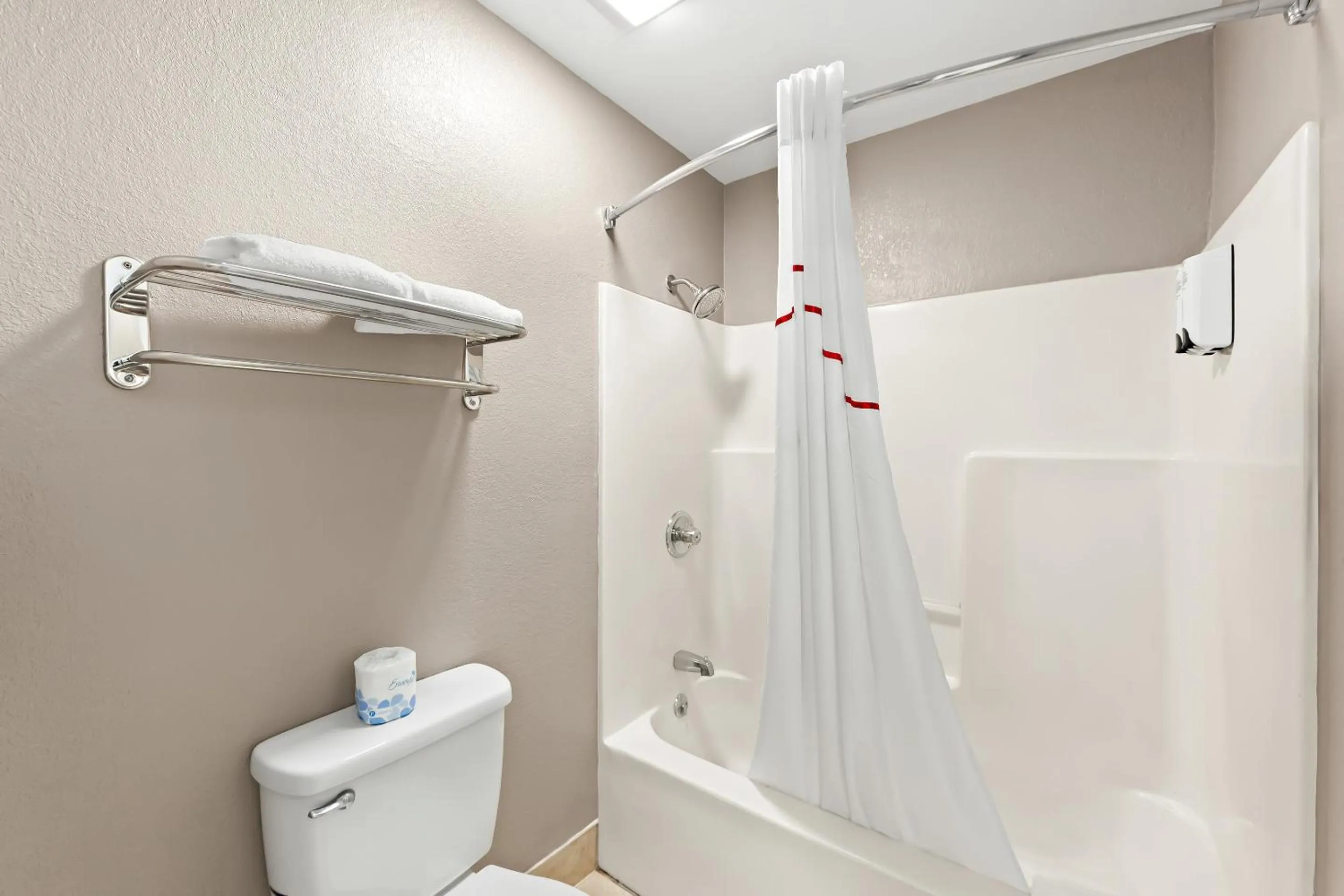 Bathroom in Red Roof Inn Muscle Shoals