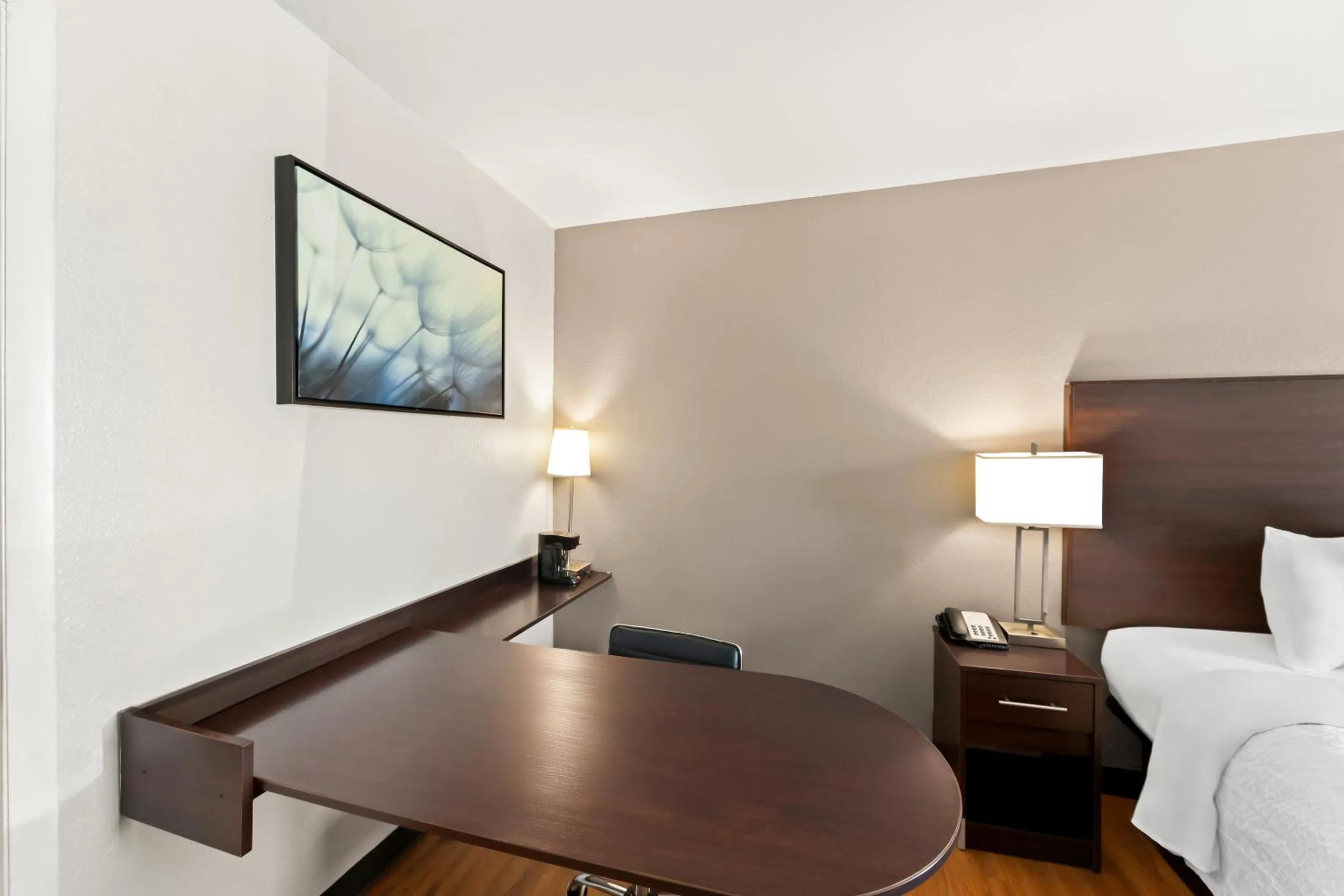 Bedroom, Bed in Red Roof Inn Muscle Shoals