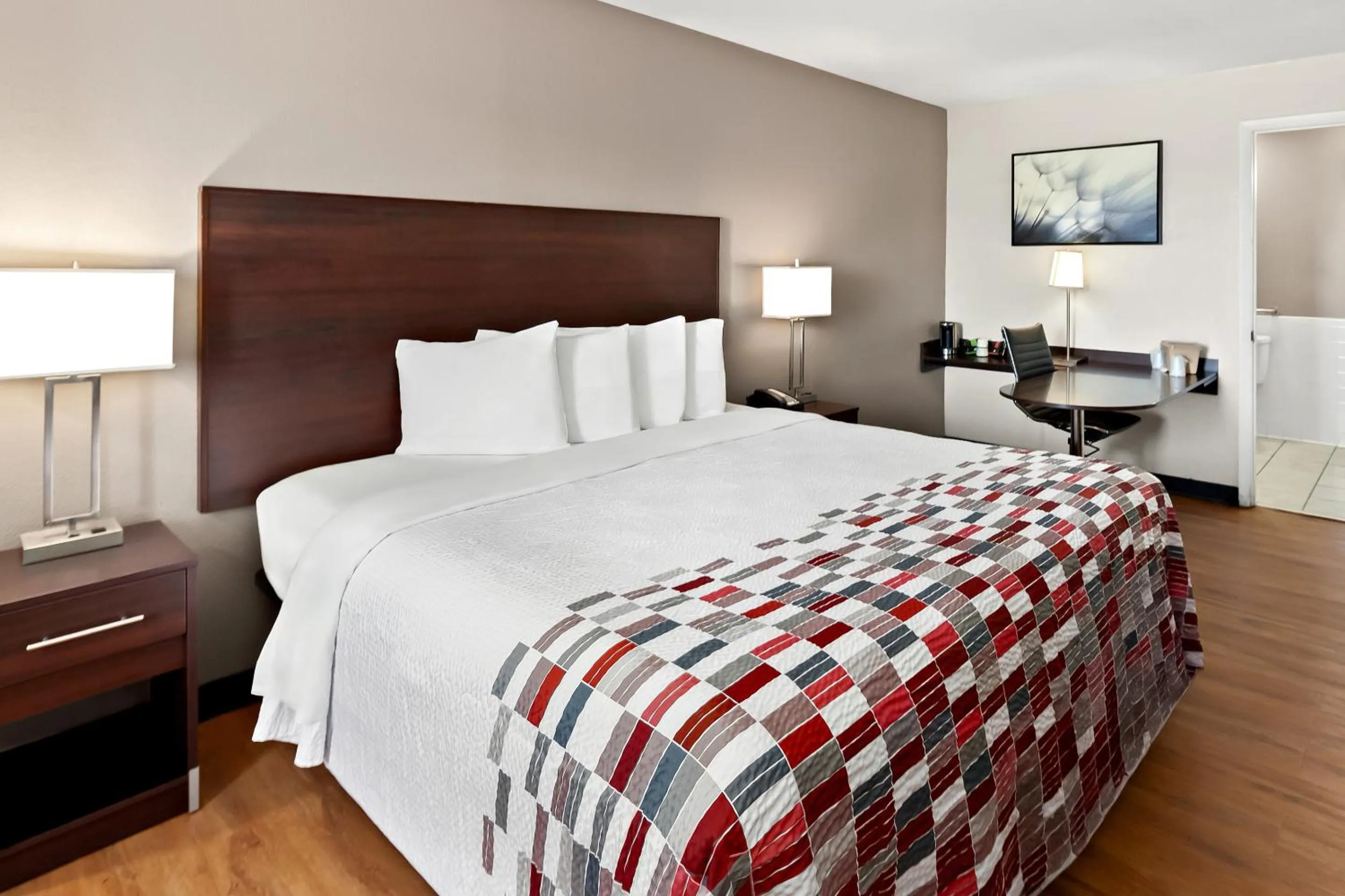 Bedroom, Bed in Red Roof Inn Muscle Shoals