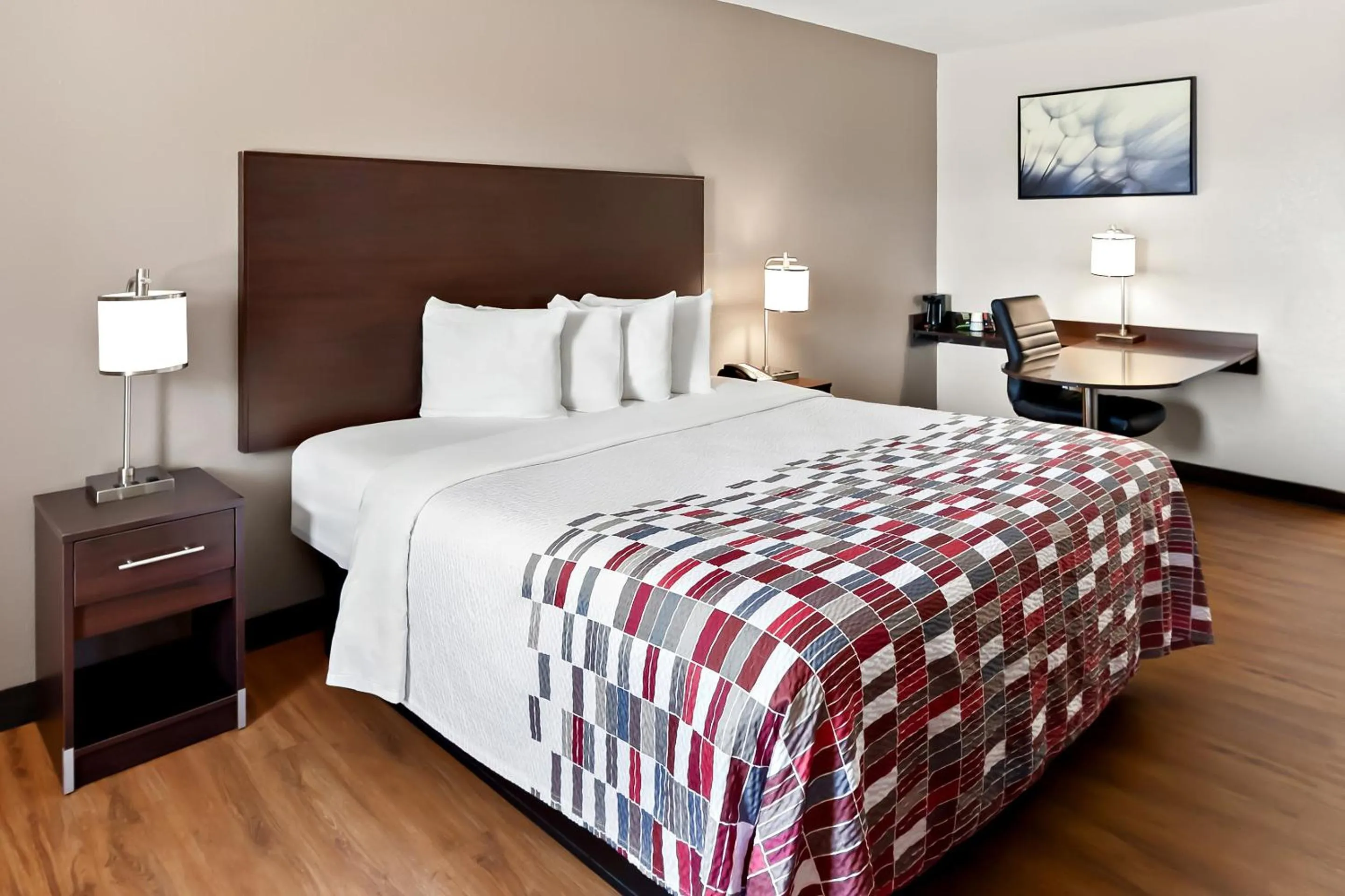 Bedroom, Bed in Red Roof Inn Muscle Shoals