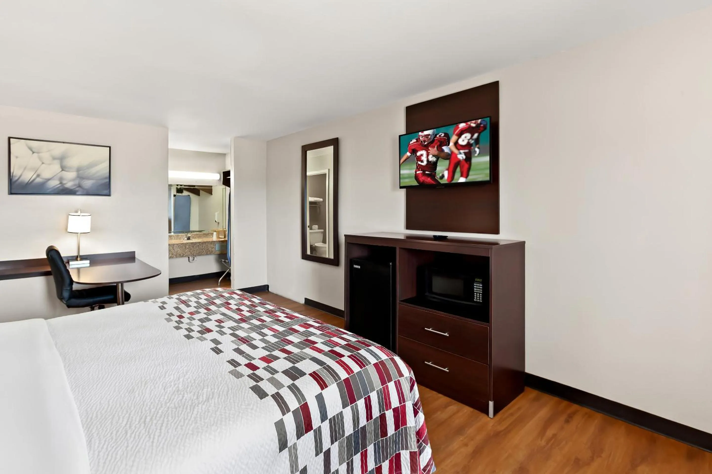 Bedroom, Bed in Red Roof Inn Muscle Shoals