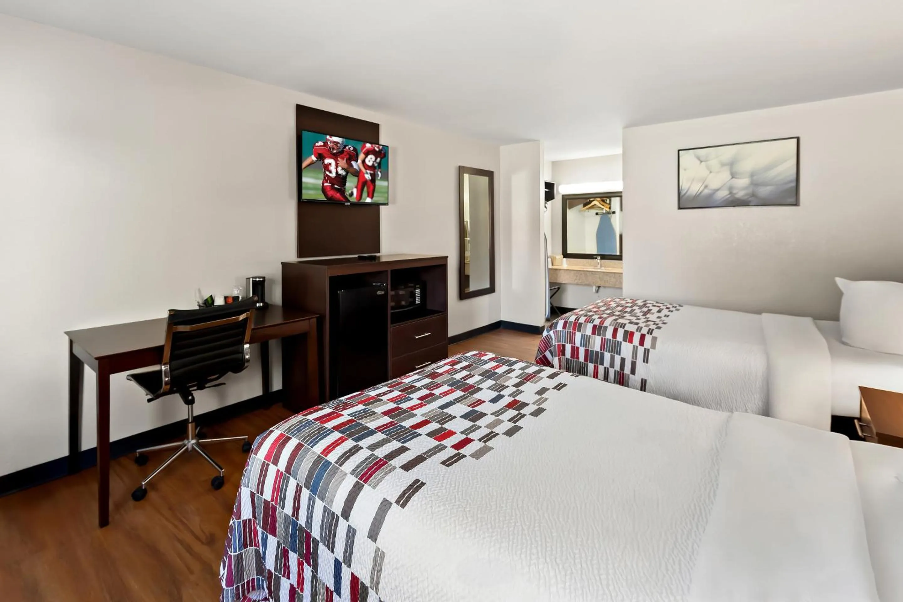 Photo of the whole room, Bed in Red Roof Inn Muscle Shoals