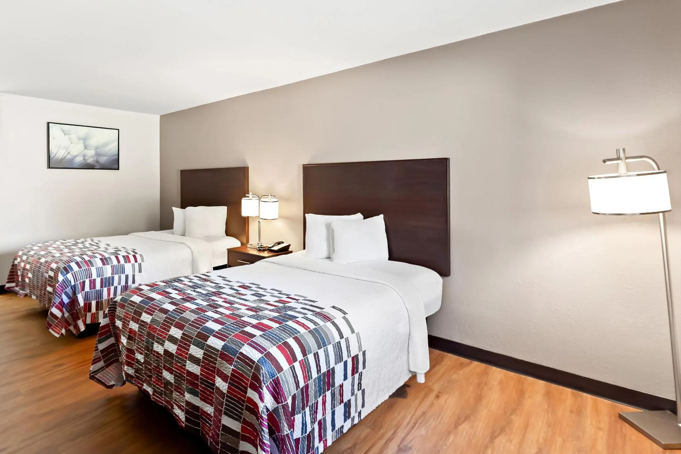 Photo of the whole room, Bed in Red Roof Inn Muscle Shoals