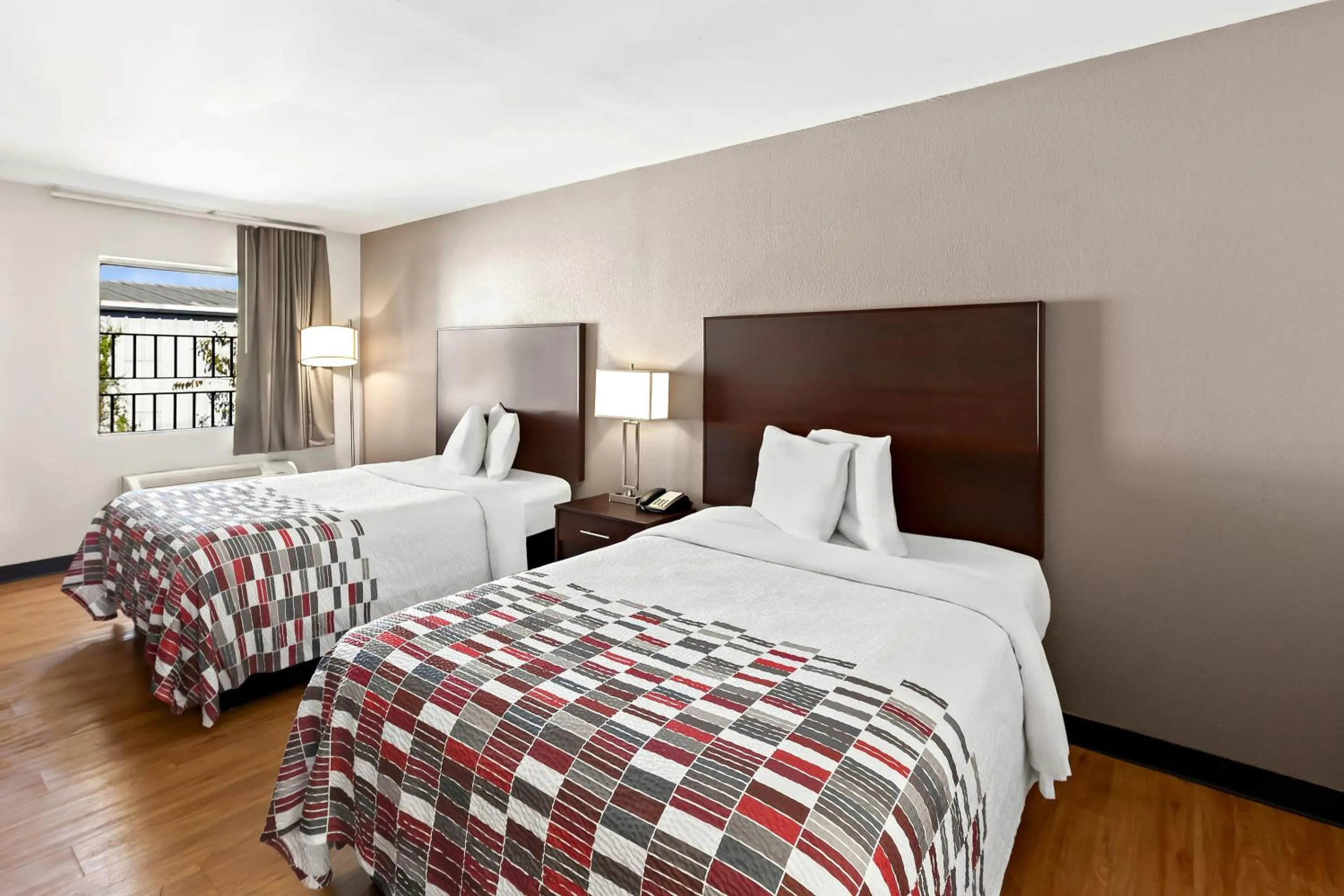 Photo of the whole room, Bed in Red Roof Inn Muscle Shoals