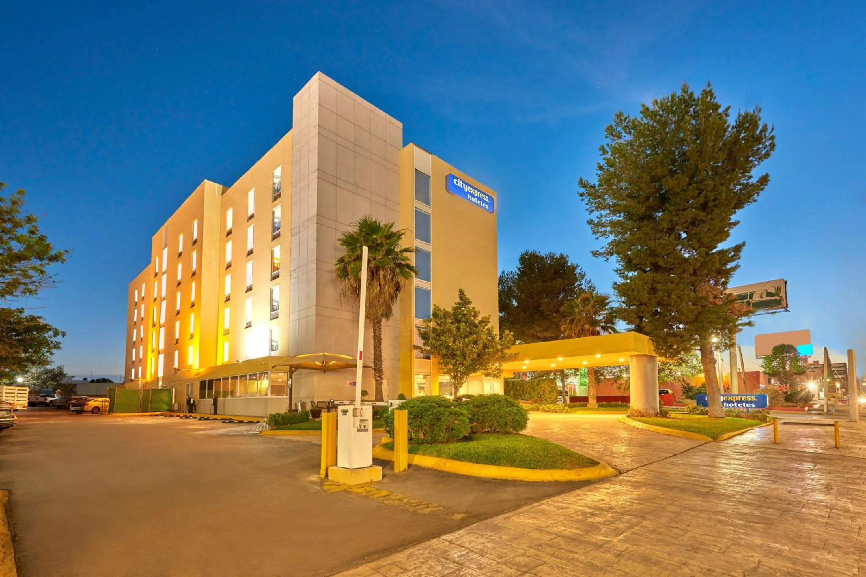Property building in City Express by Marriott Saltillo Norte