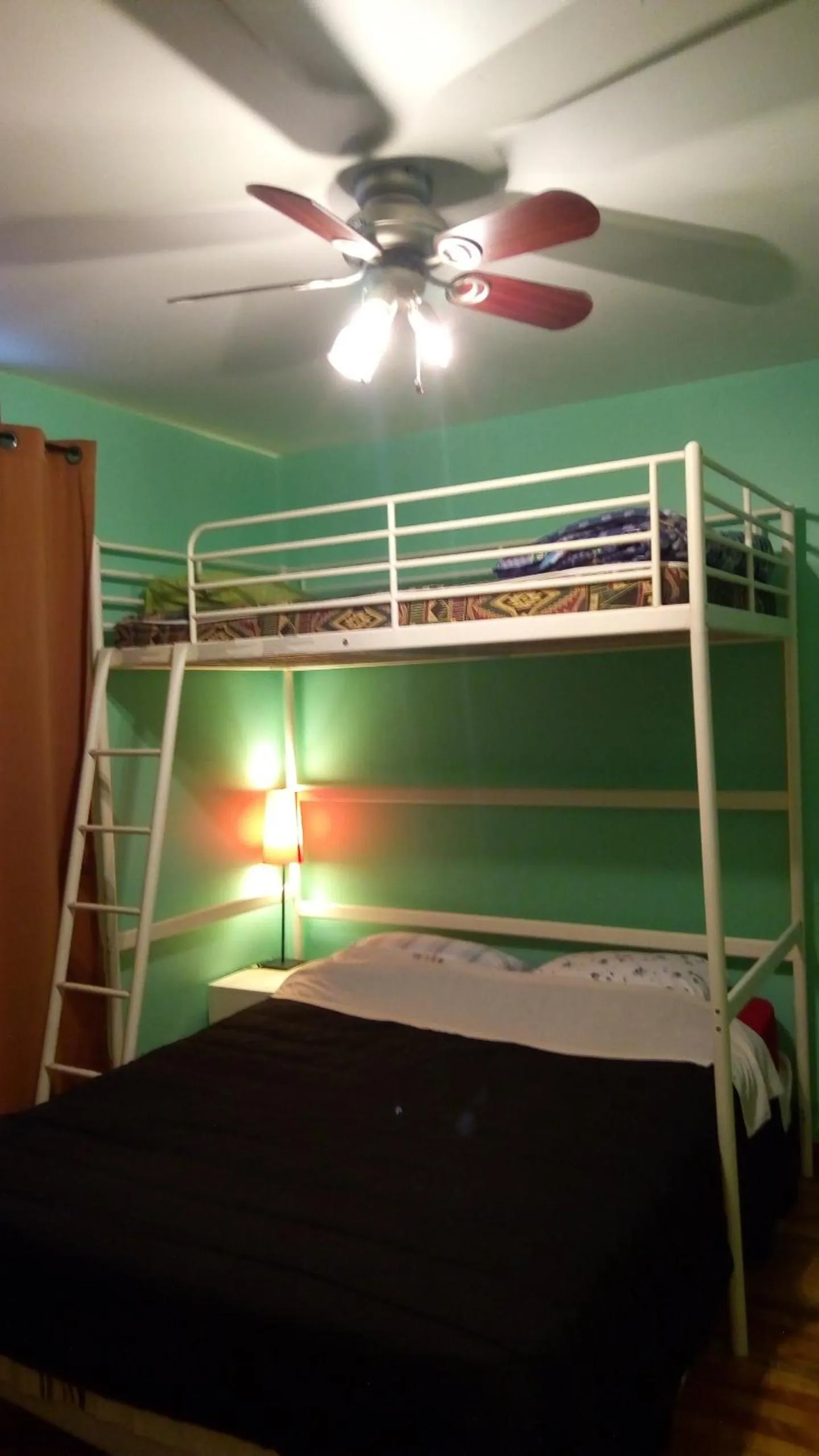 Bed in Ottawa Backpackers Inn