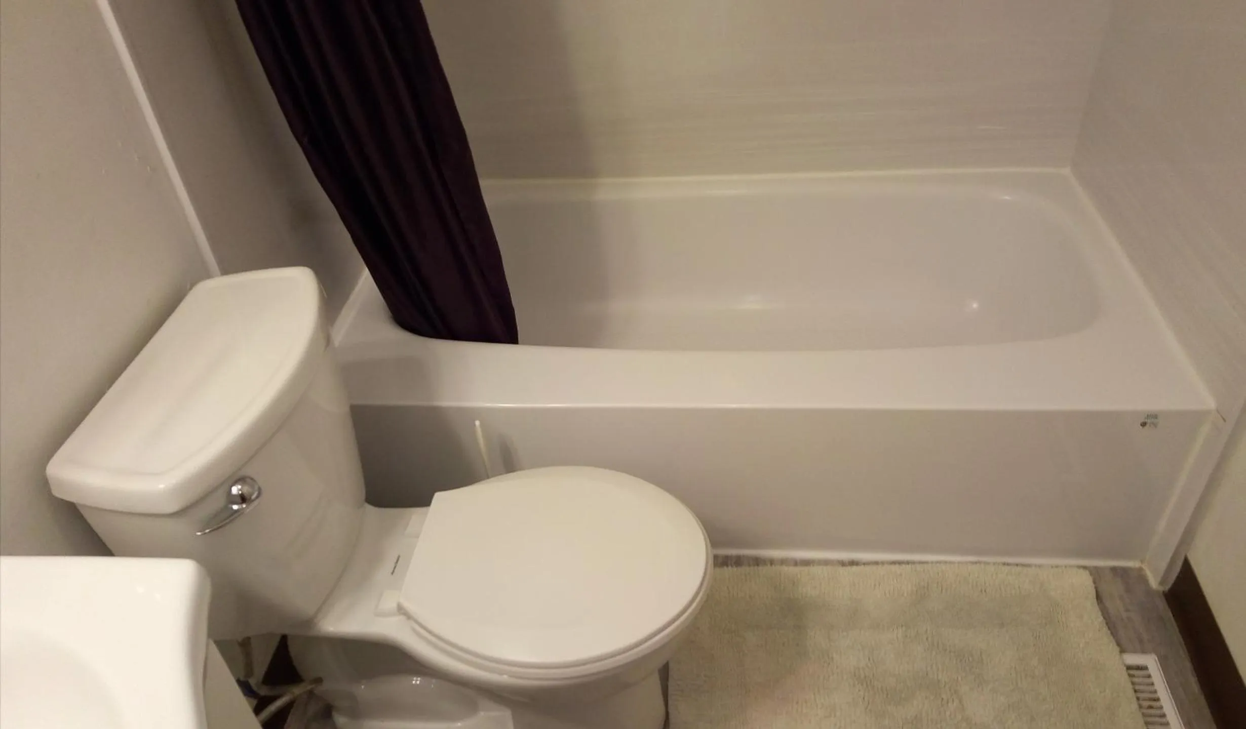 Bathroom in Ottawa Backpackers Inn