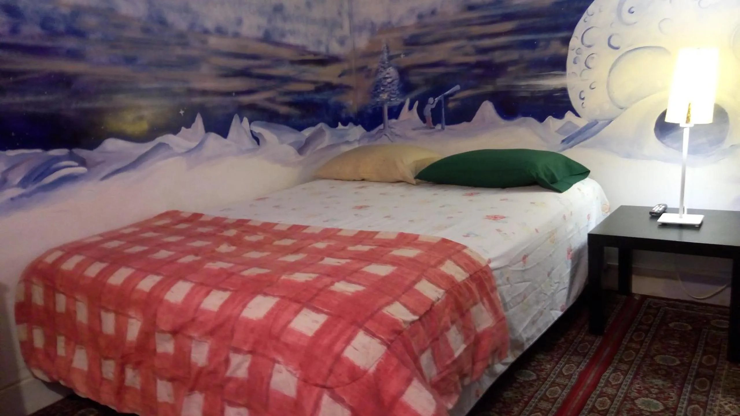 Bed in Ottawa Backpackers Inn