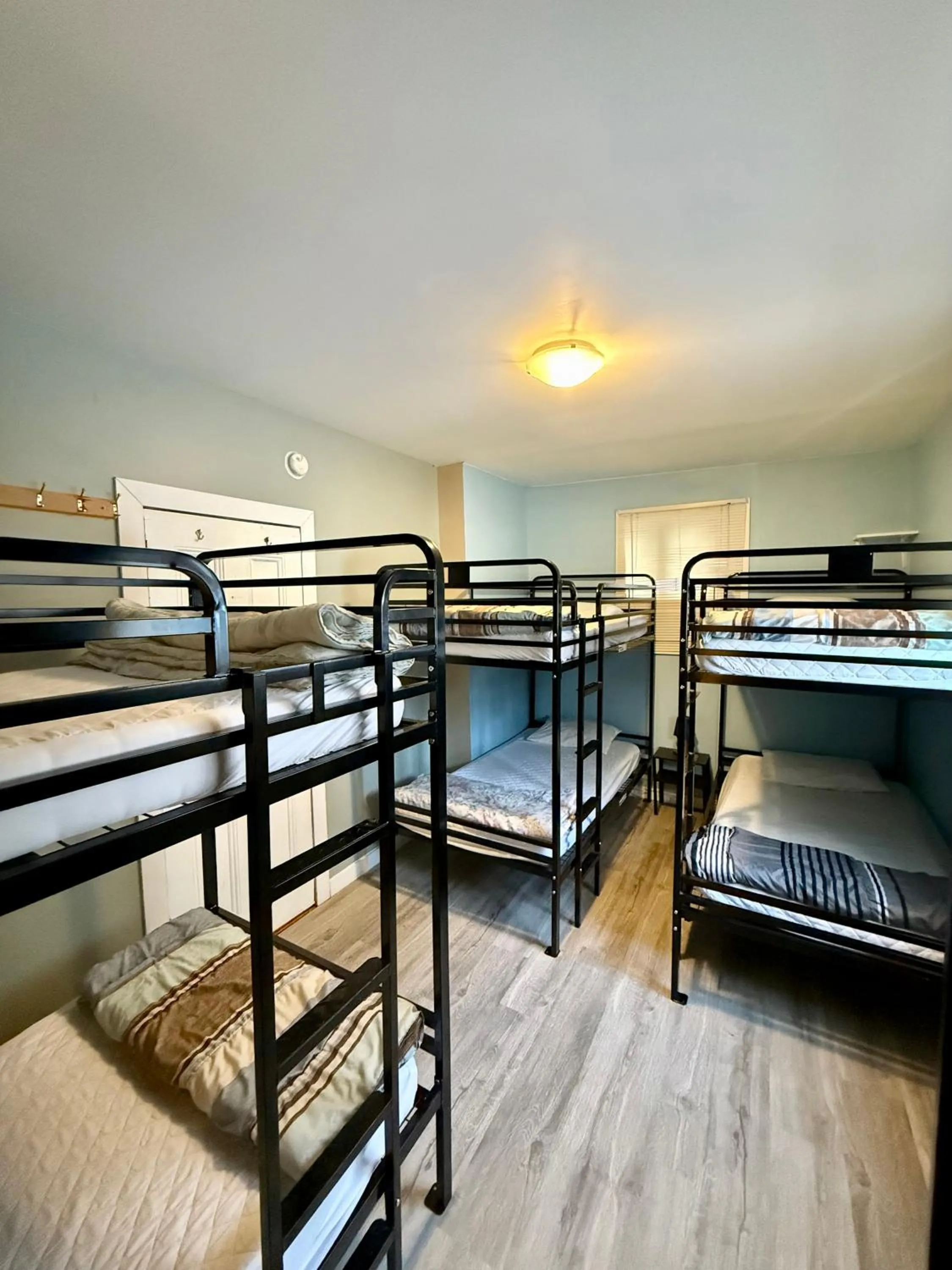 Photo of the whole room, Bed in Ottawa Backpackers Inn