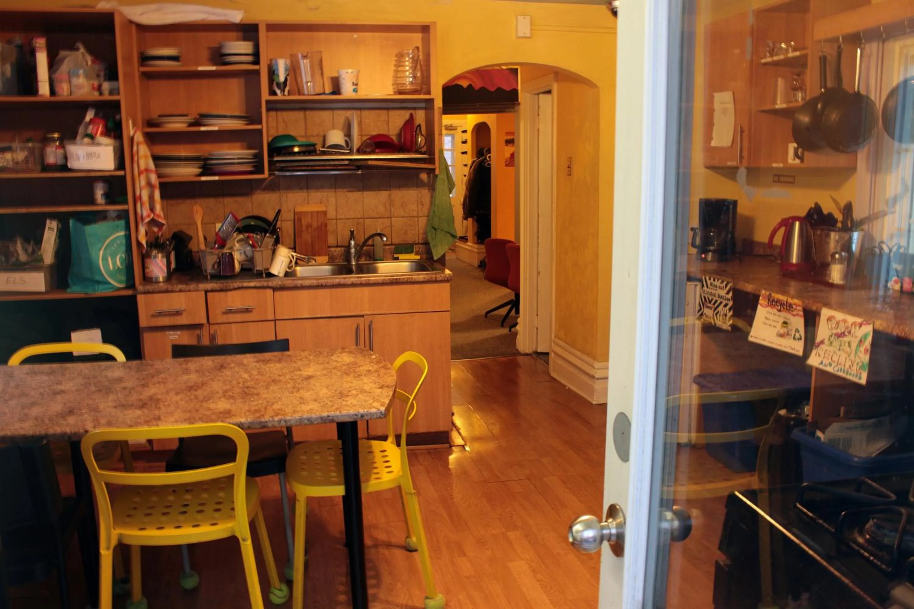 Communal kitchen in Ottawa Backpackers Inn