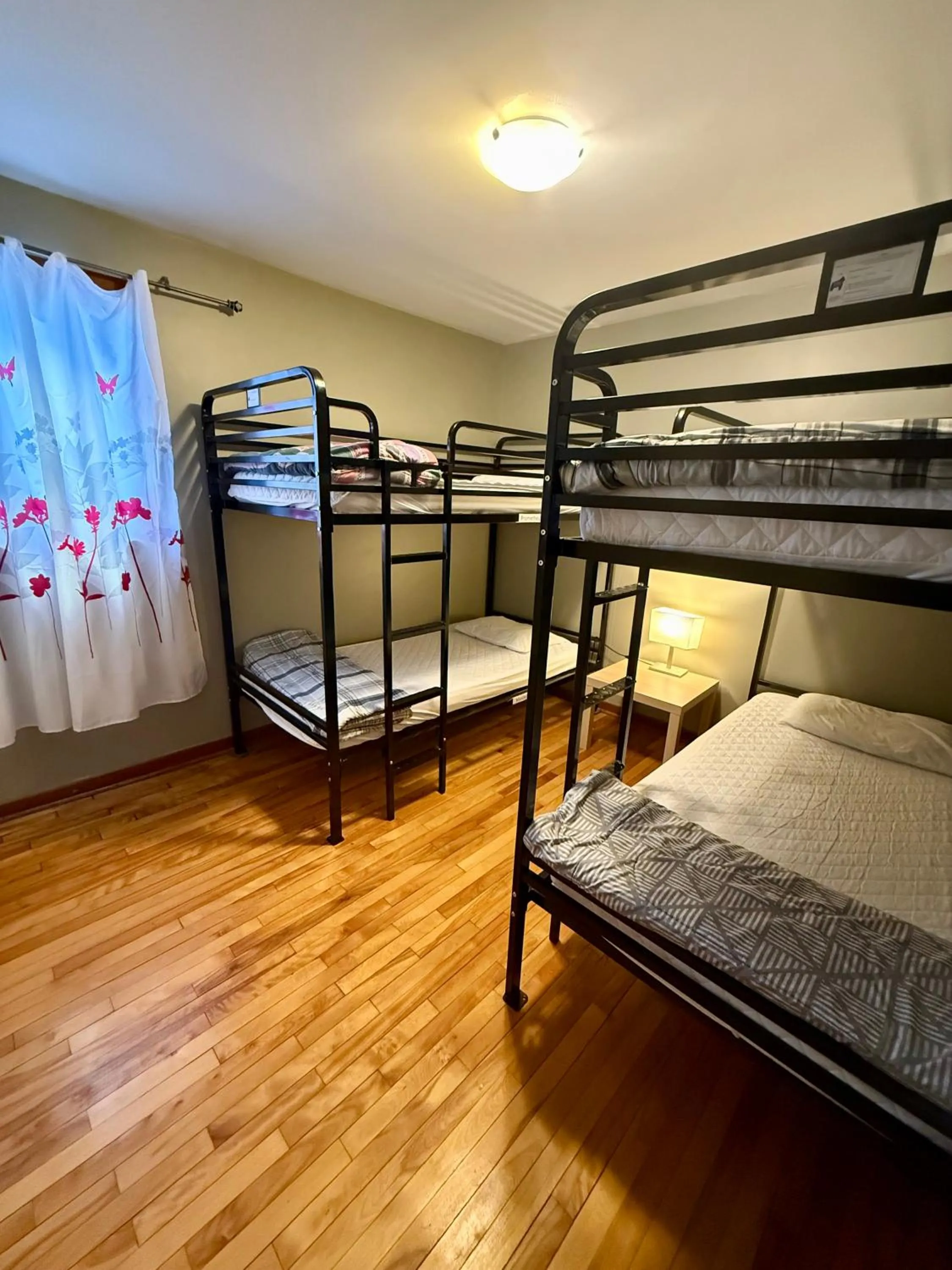 Photo of the whole room, Bed in Ottawa Backpackers Inn