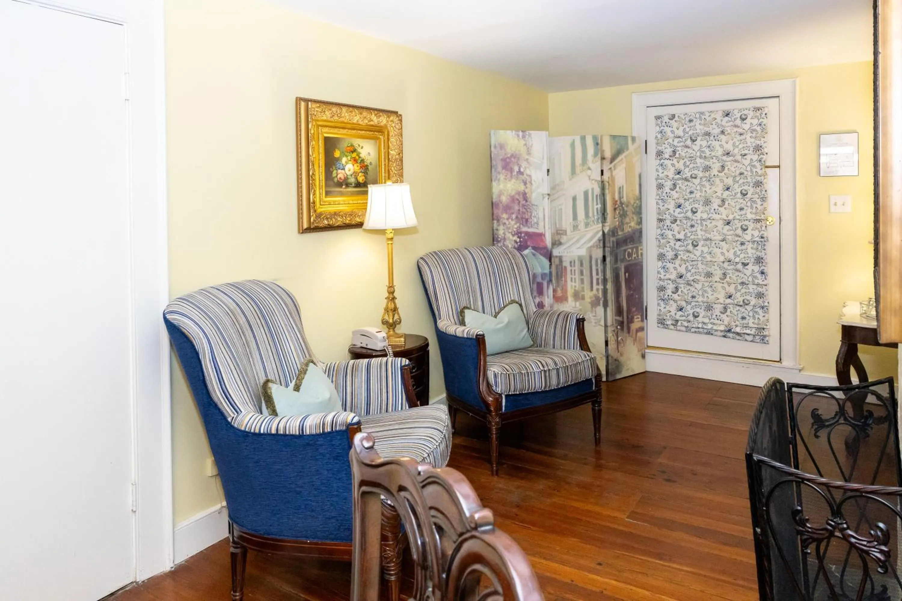 Seating area in Eliza Thompson House, Historic Inns of Savannah Collection