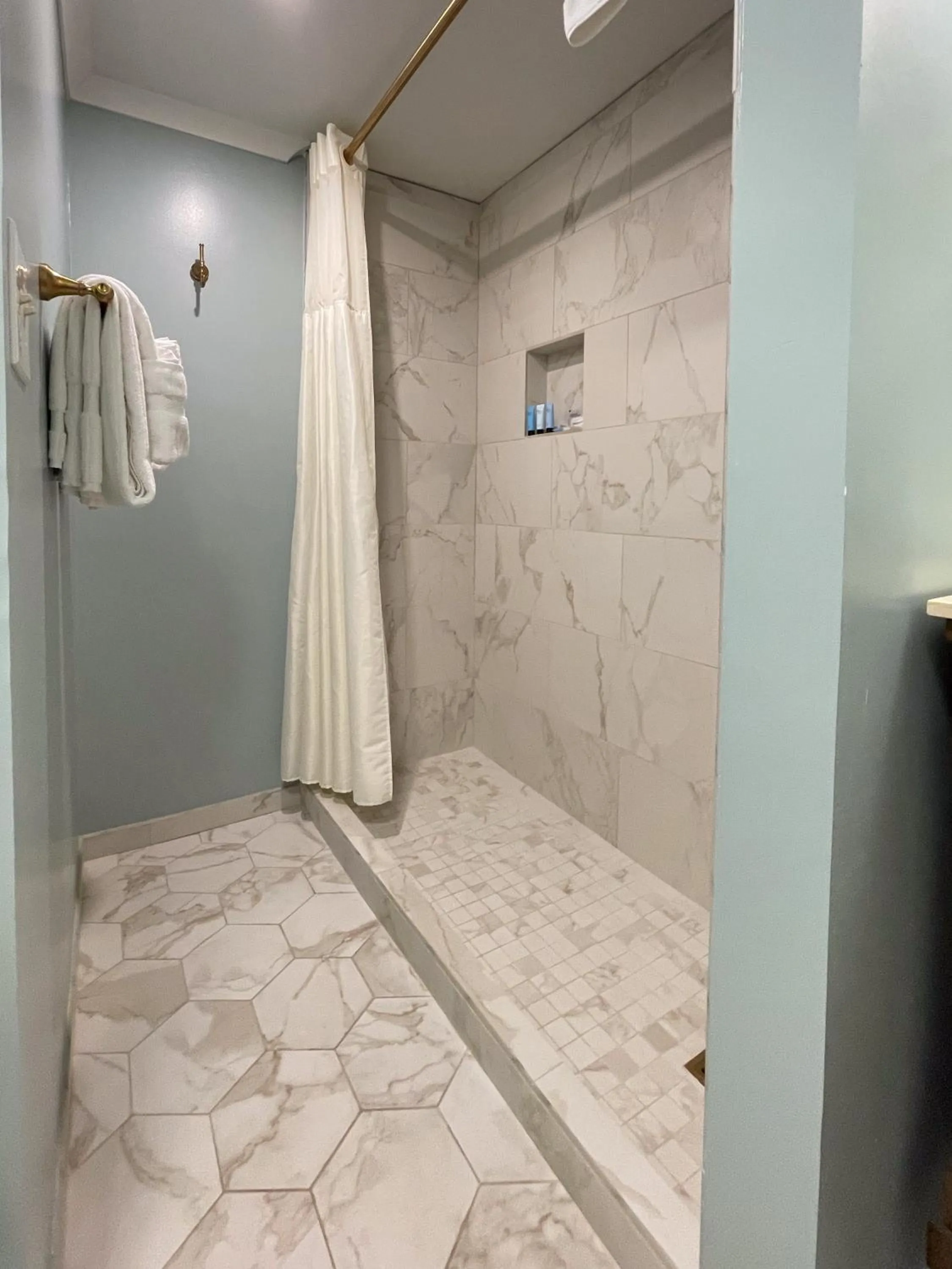 Bathroom, Bed in Eliza Thompson House, Historic Inns of Savannah Collection