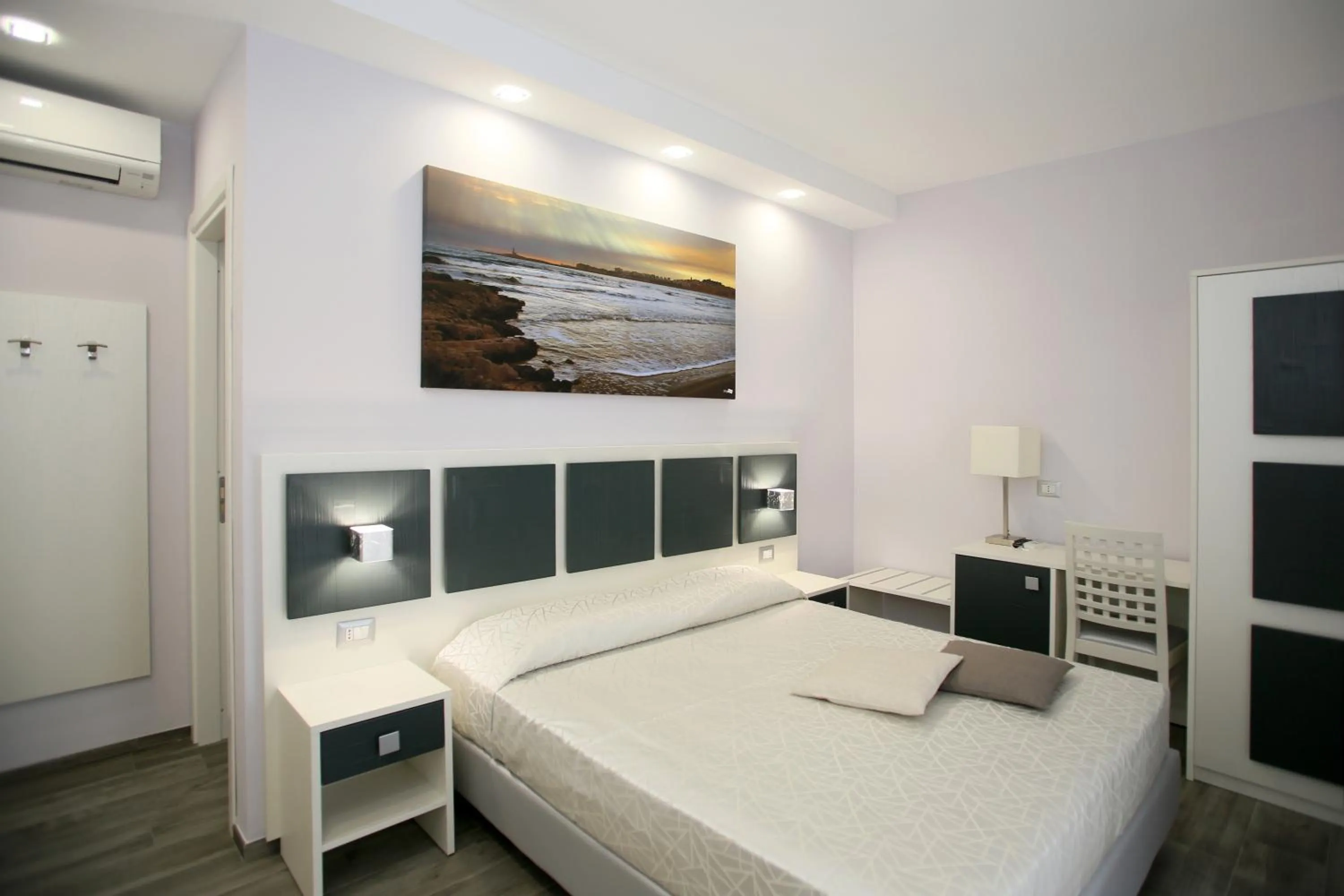 Bedroom, Bed in Green Door