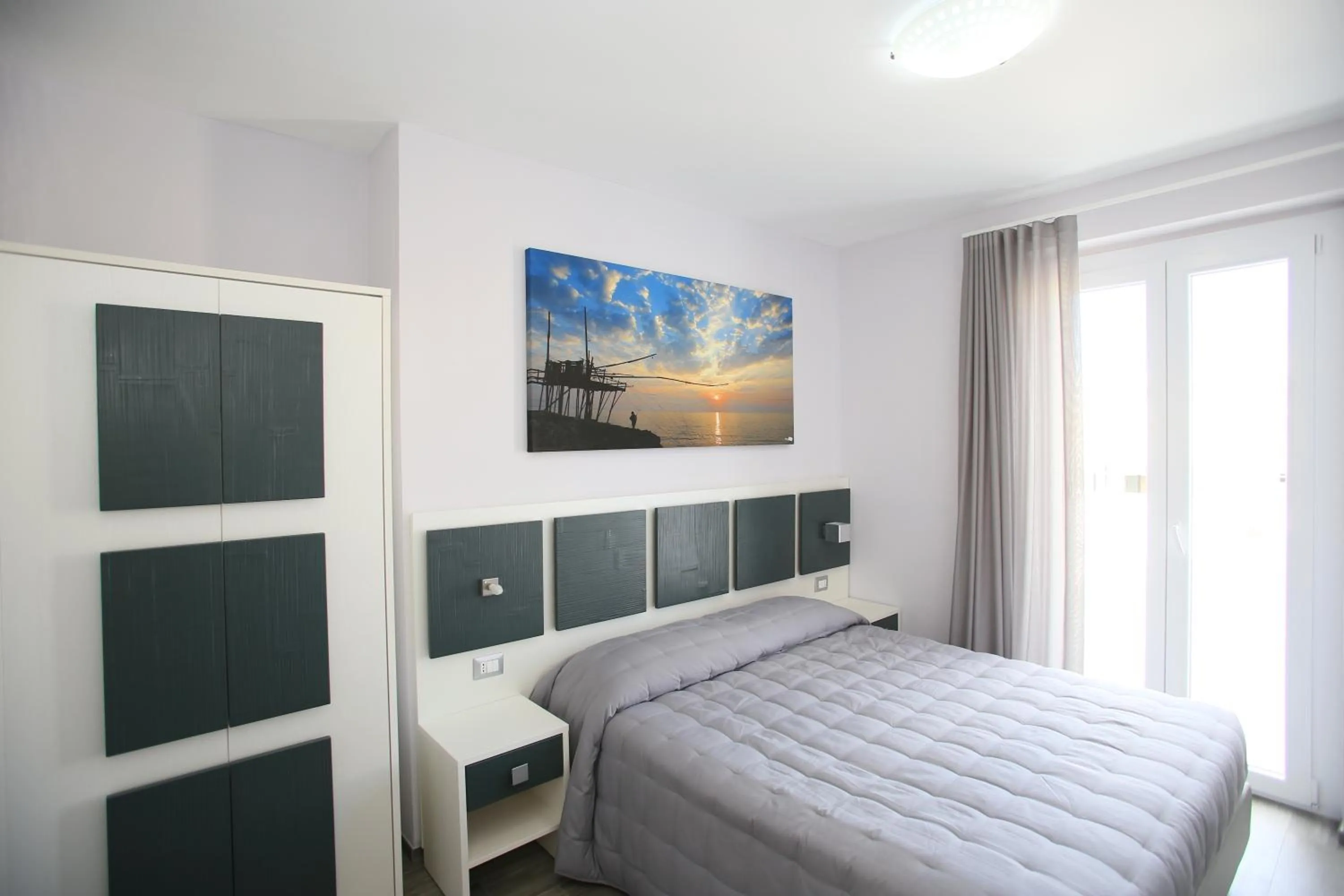 Bedroom, Bed in Green Door