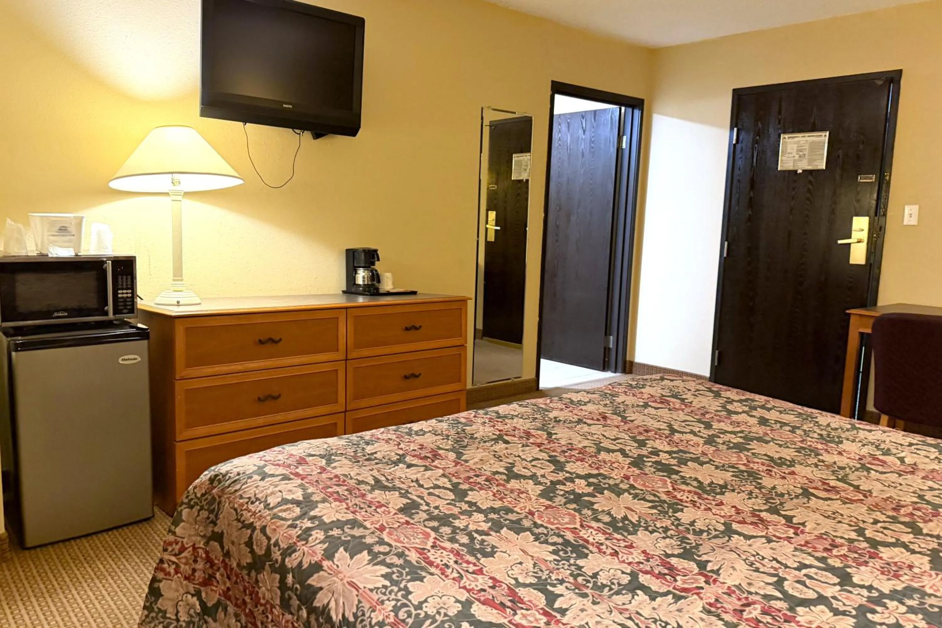 Bedroom, Bed in Fairview Inn Hesston Near Wichita