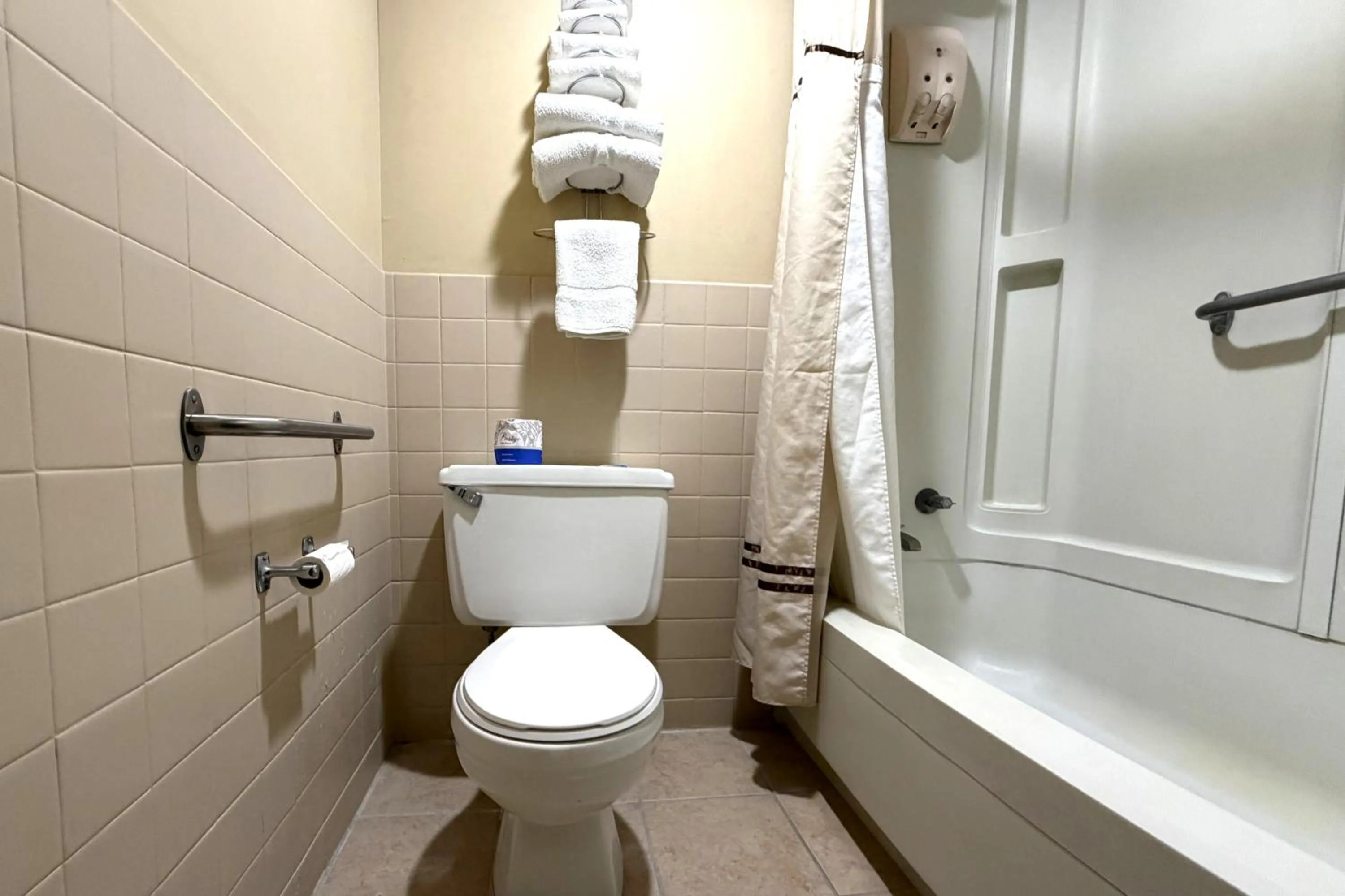 Bathroom in Fairview Inn Hesston Near Wichita